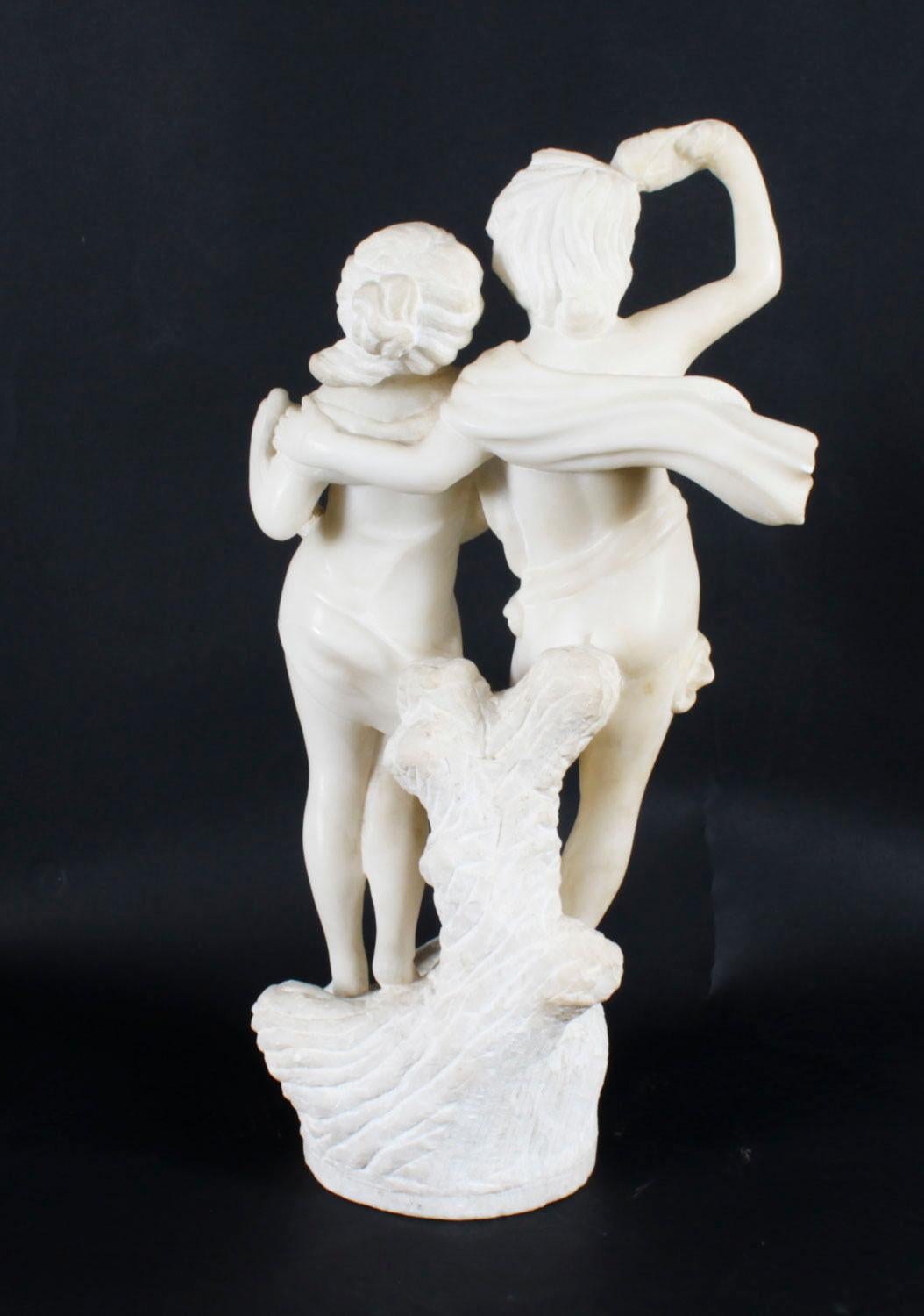 Antica scultura decorativa in marmo scolpito di due fratelli, datata circa 1920.

La scultura è splendidamente scolpita e raffigura un ragazzo e una ragazza vestiti con abiti classici su uno sperone di roccia.

L'artigianato non è secondo a nessuno