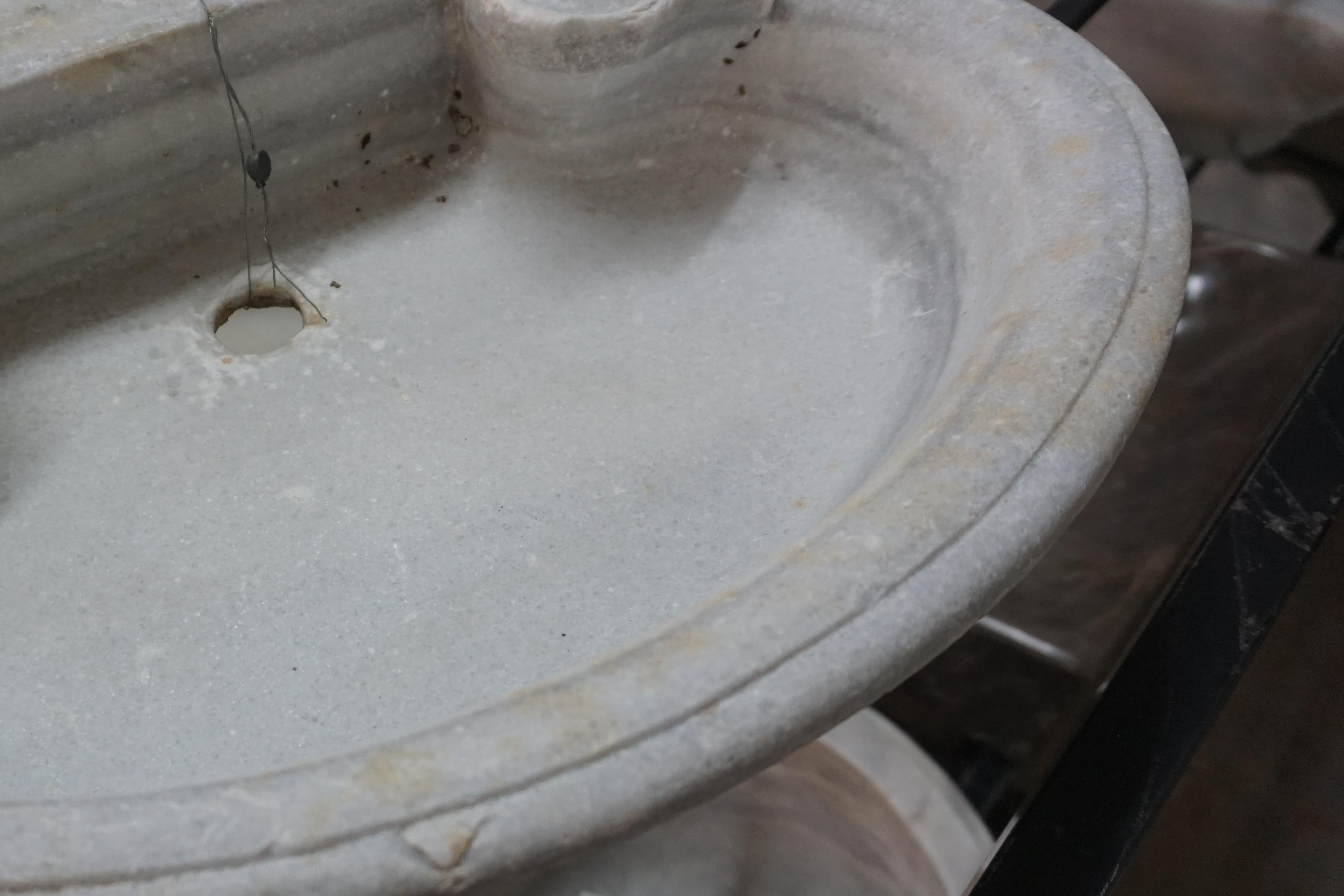 This antique marble sink originates from Greece, circa 1850. 

Measurements: 18.25