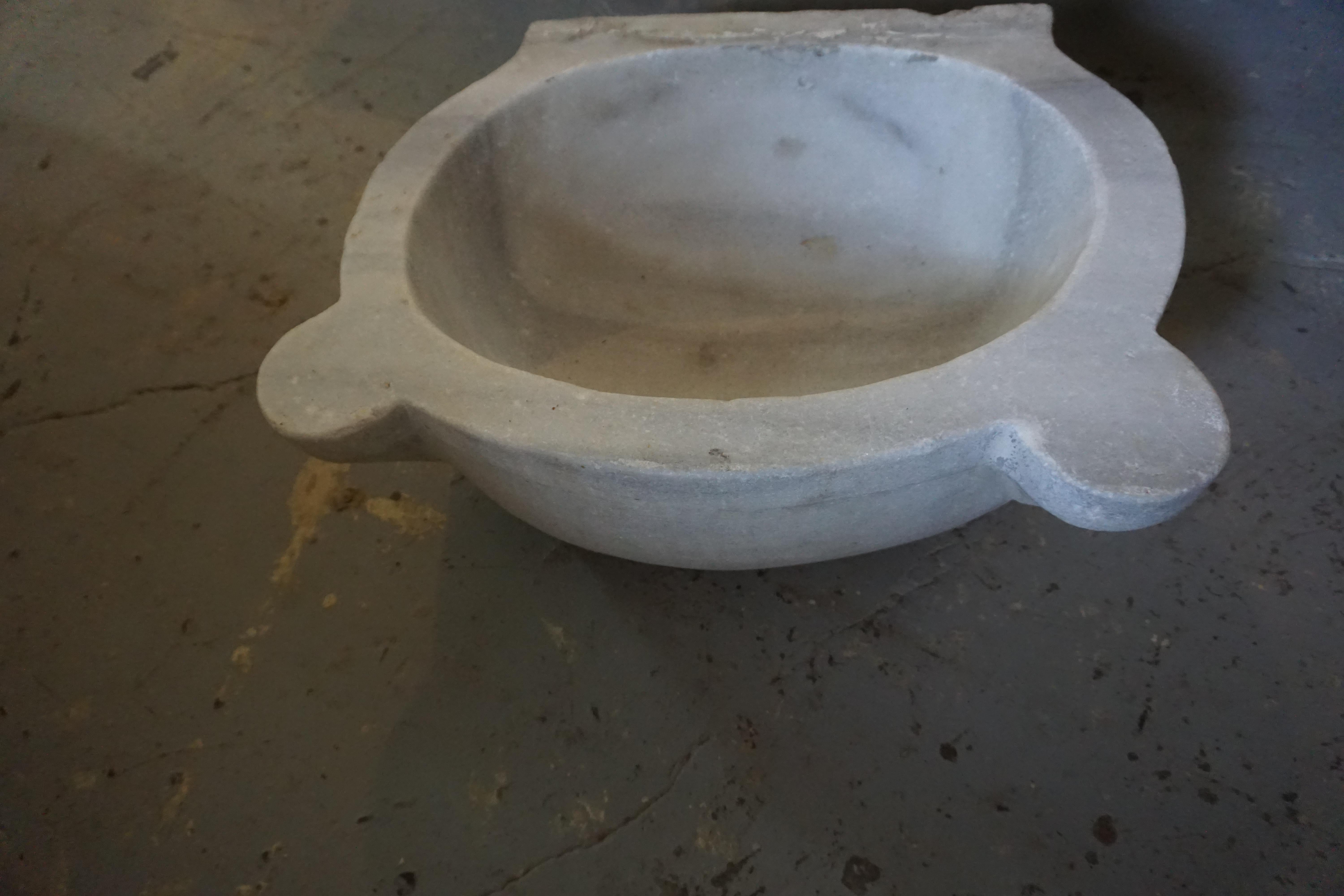 This antique marble sink originates from Greece, circa 1850. 

Measurements: 19.25'' W x 15.5'' D x 7'' H.