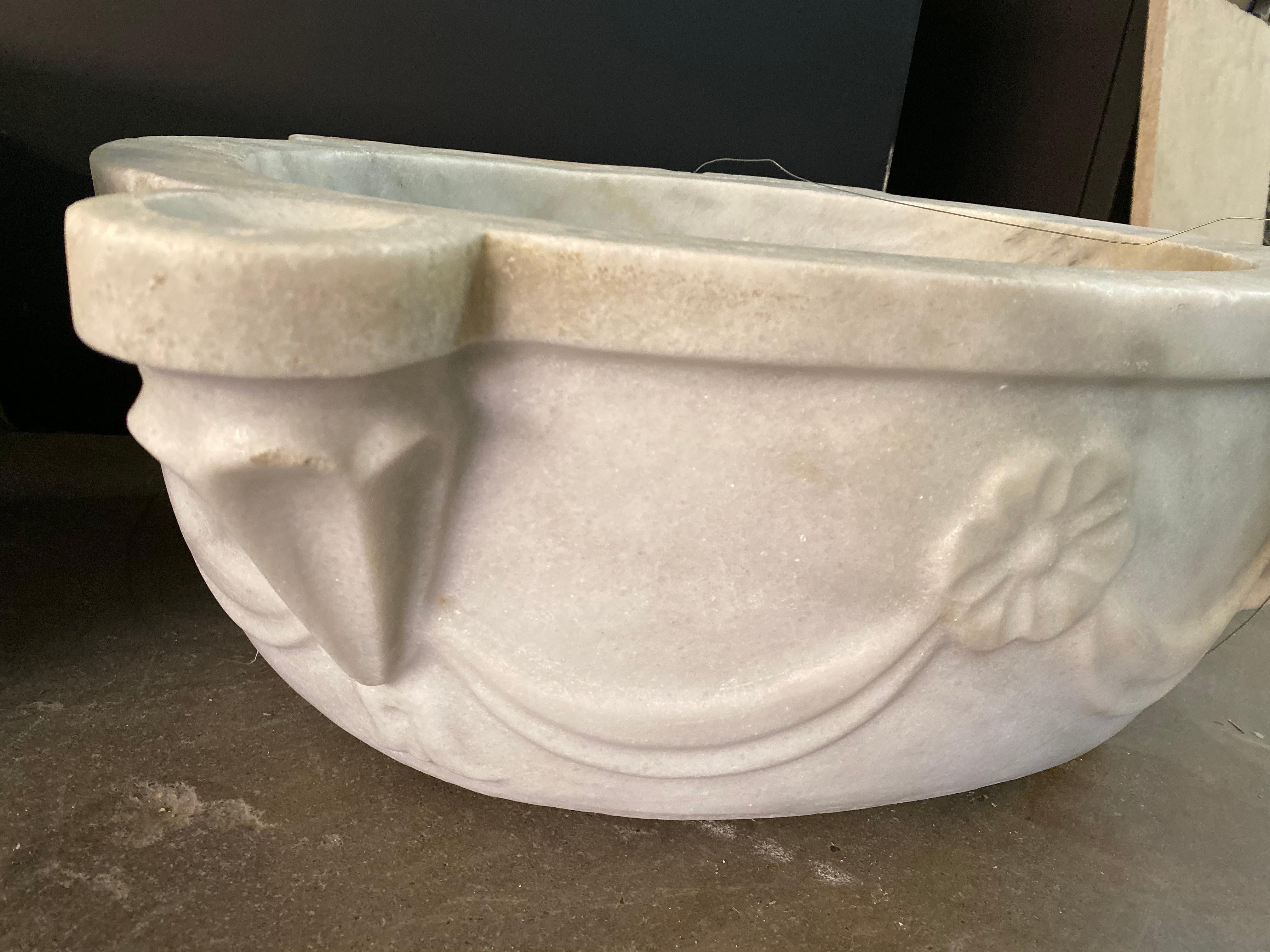 This antique marble sink originates from Greece, circa 1850. 

Measurements: 18