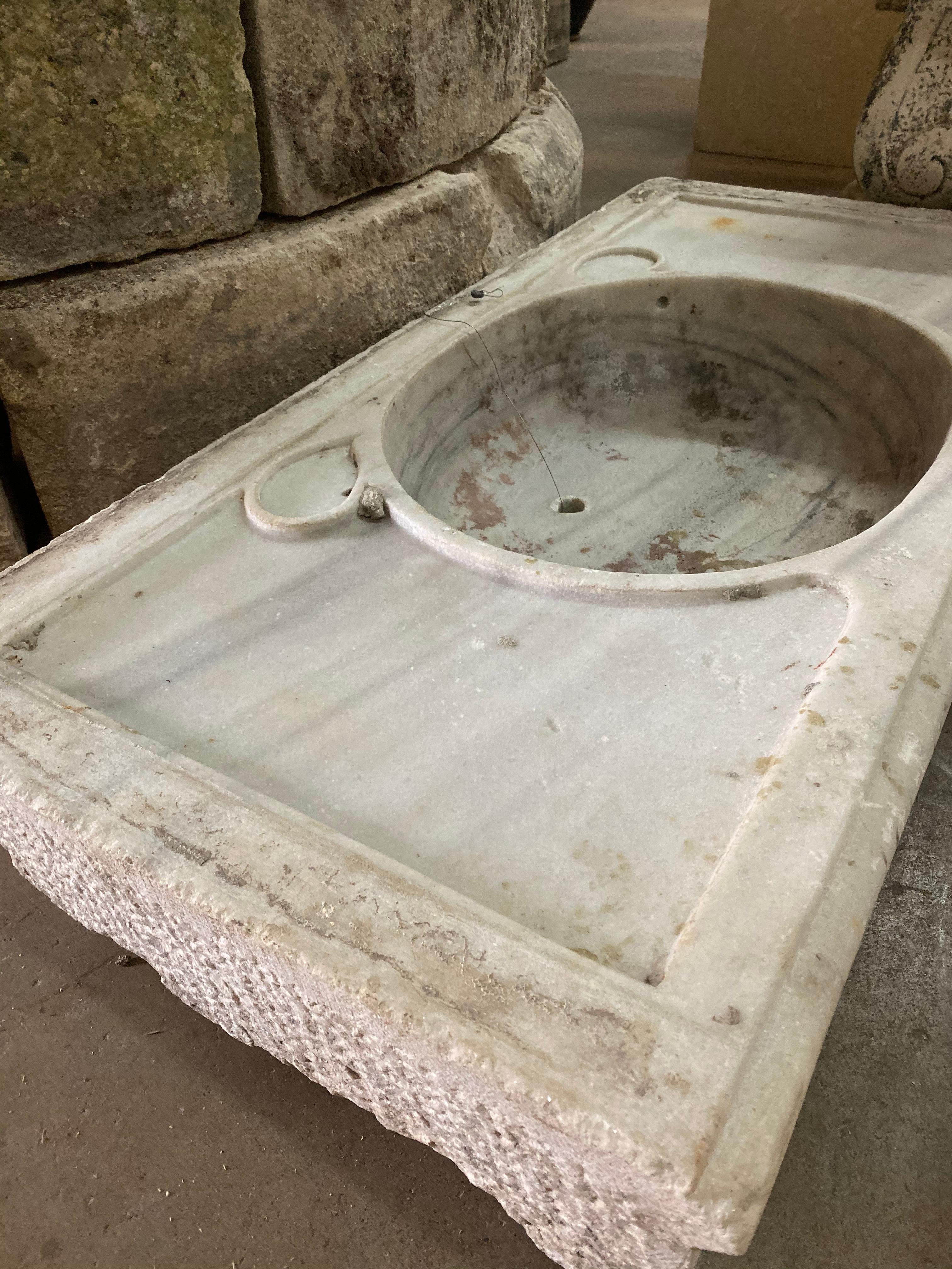 Rectangular antique marble sink, circa 1850.

Measurements: 19'' D x 39.5'' W x 6'' H.