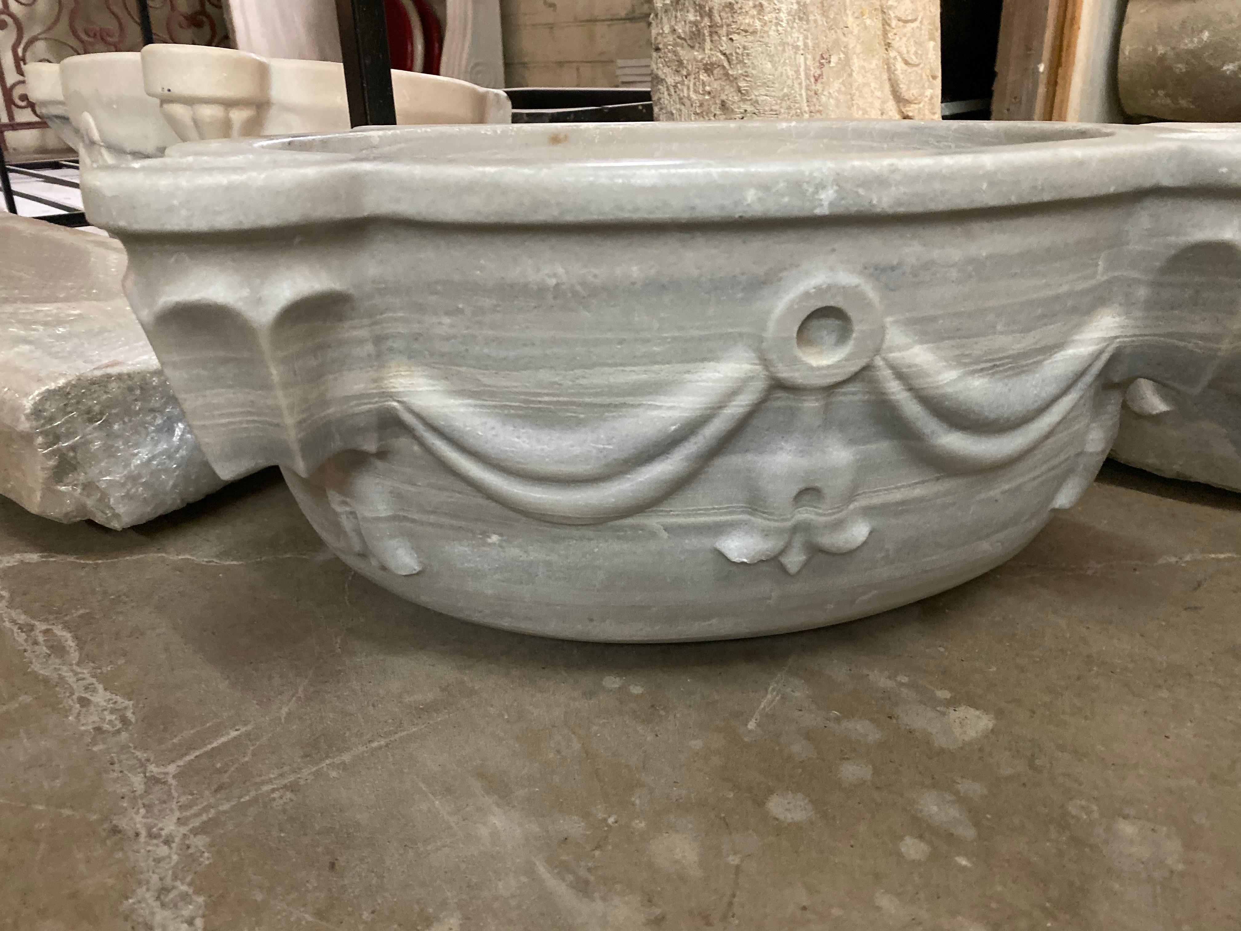 This antique marble sink originates from Greece, circa 1850. 

Measurements: 16'' D x 20'' W x 9.25'' H.