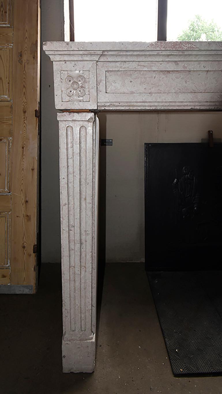 Sehr schöner antiker Marmorsteinkamin, der vor den Schornstein gestellt wird.
Erholte sich in einem Herrenhaus in Frankreich. Modell Louis XIV.