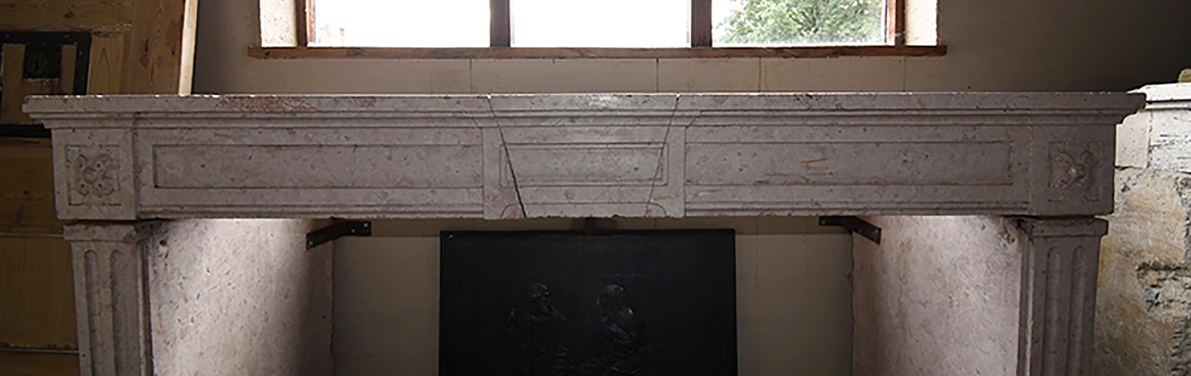 Antiker Kaminsims aus Marmorstein, 19. Jahrhundert im Zustand „Gut“ im Angebot in Udenhout, NL