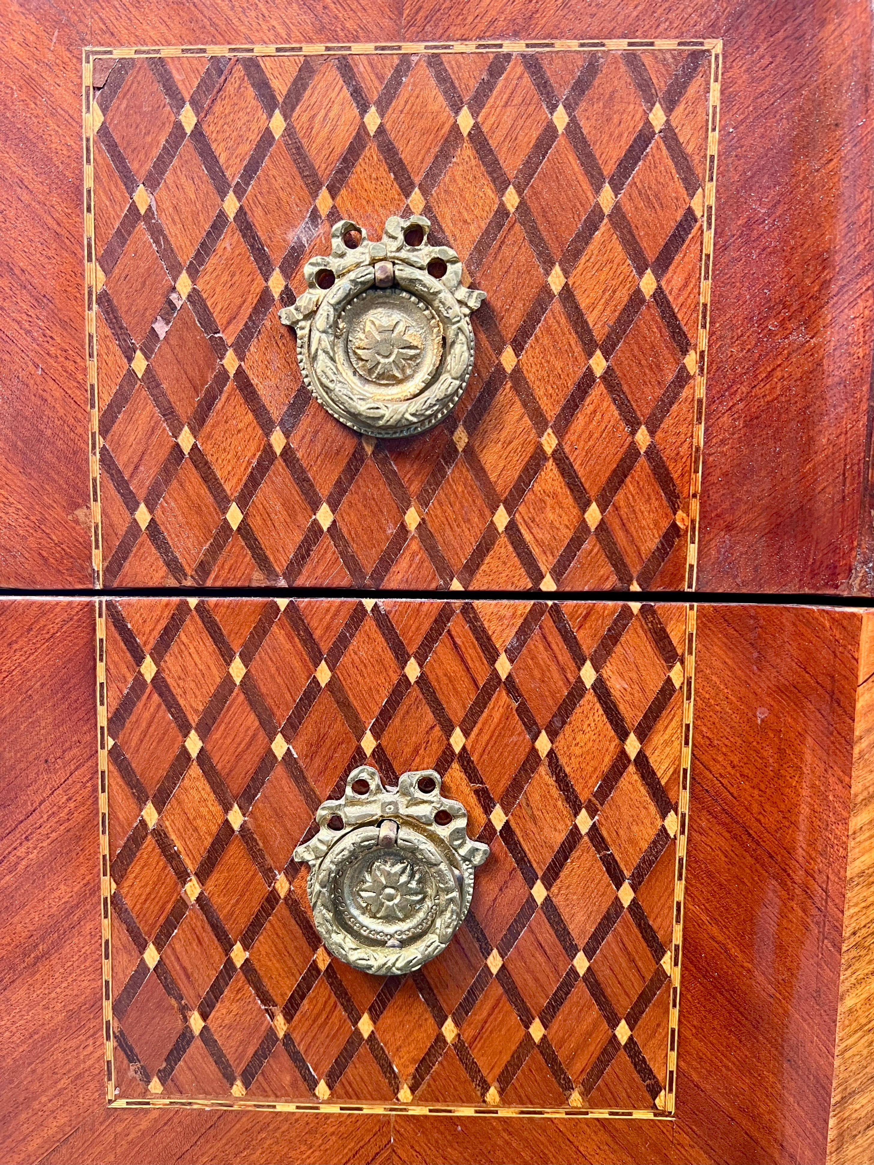 Antica cassapanca Commode Bombe con intarsio in marmo in vendita 3