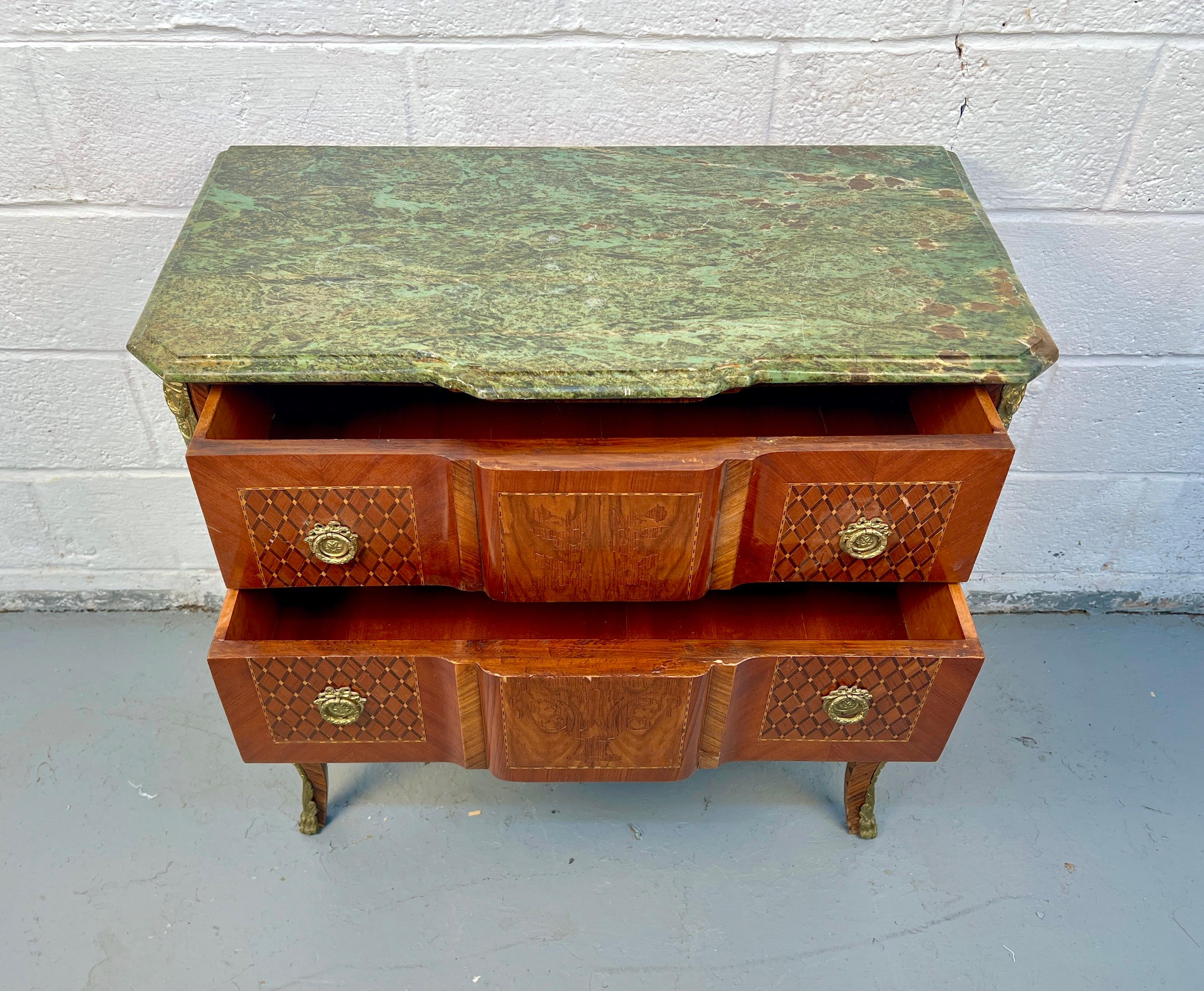 Antica cassapanca Commode Bombe con intarsio in marmo in vendita 5