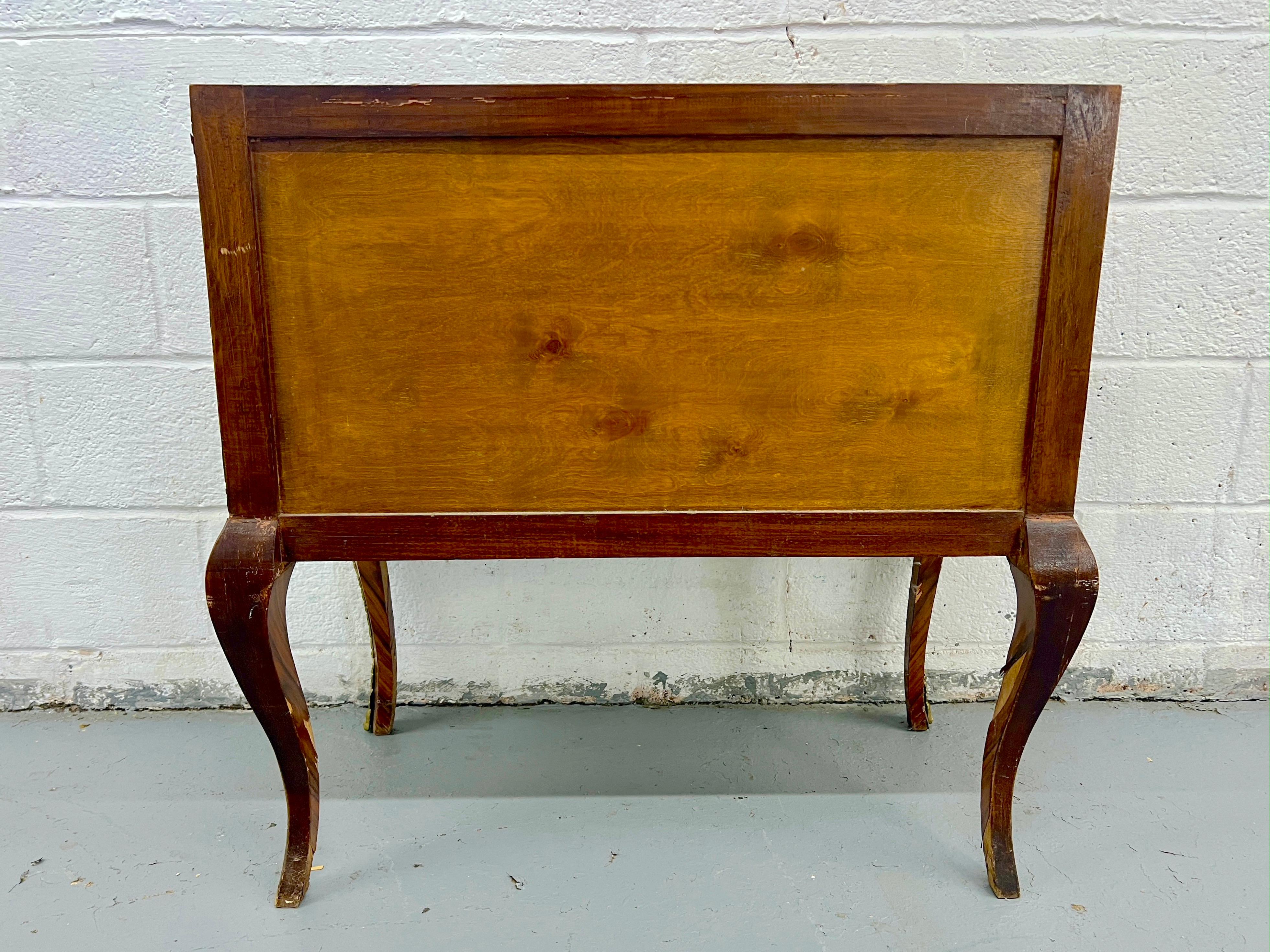 Antica cassapanca Commode Bombe con intarsio in marmo in vendita 7