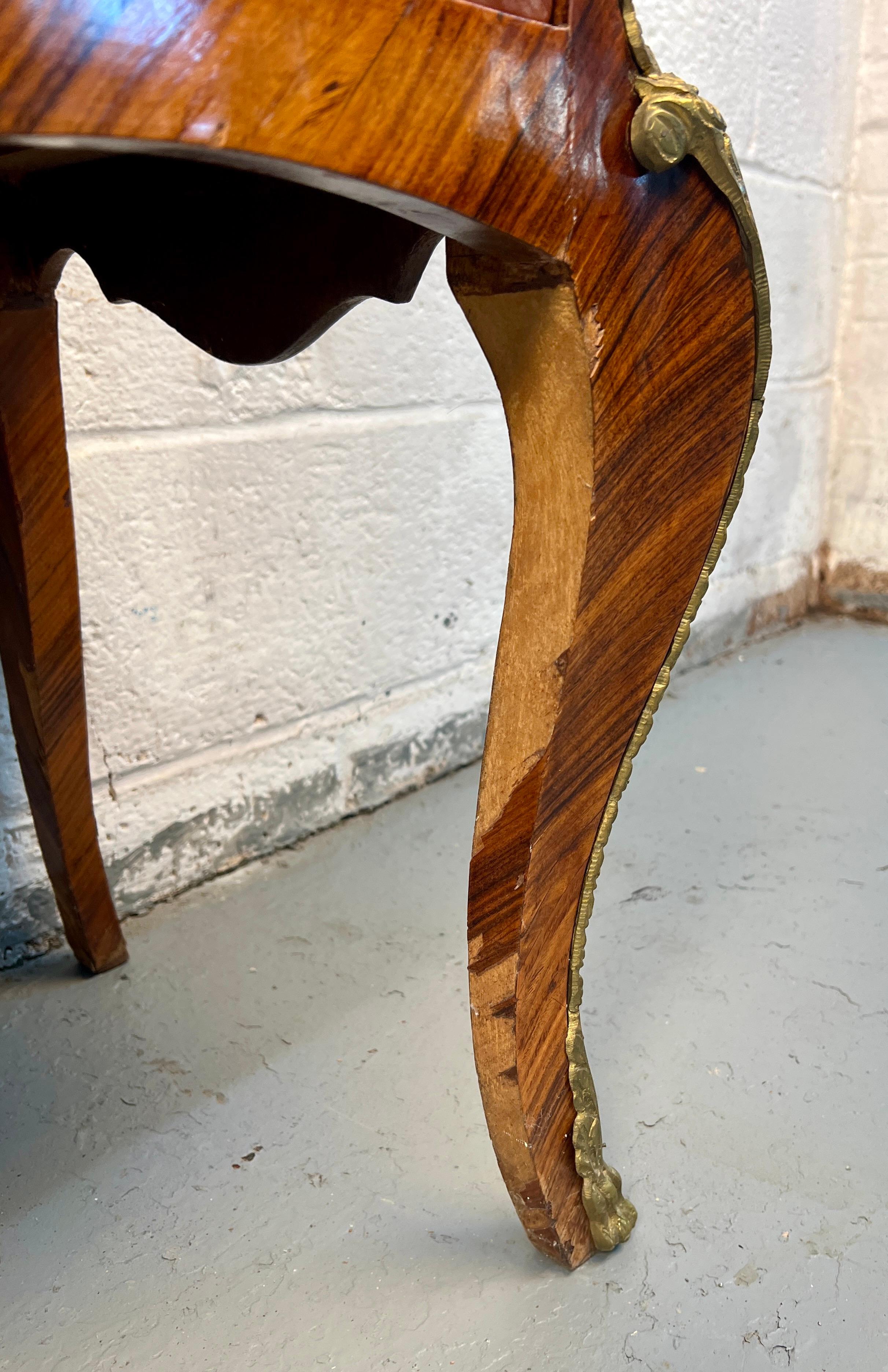 Antica cassapanca Commode Bombe con intarsio in marmo in vendita 8