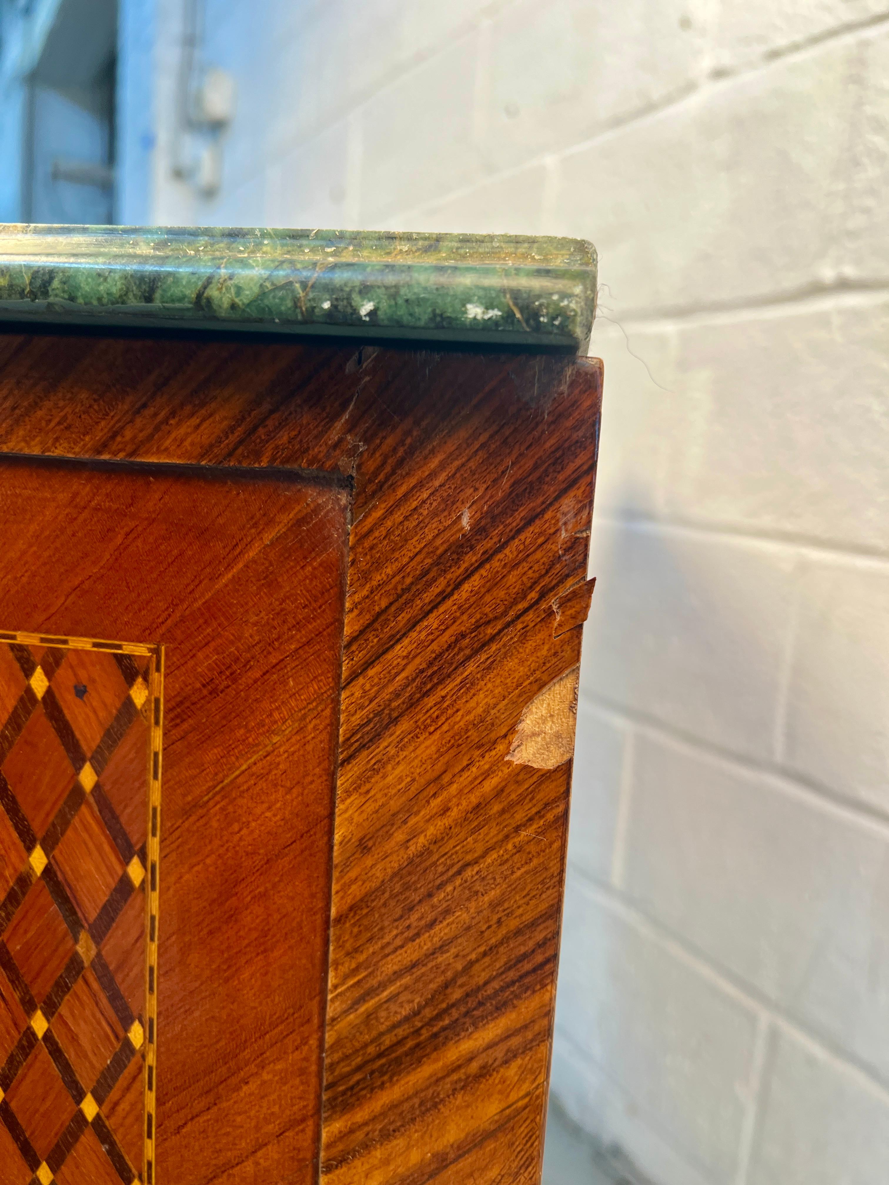 Antica cassapanca Commode Bombe con intarsio in marmo in vendita 9