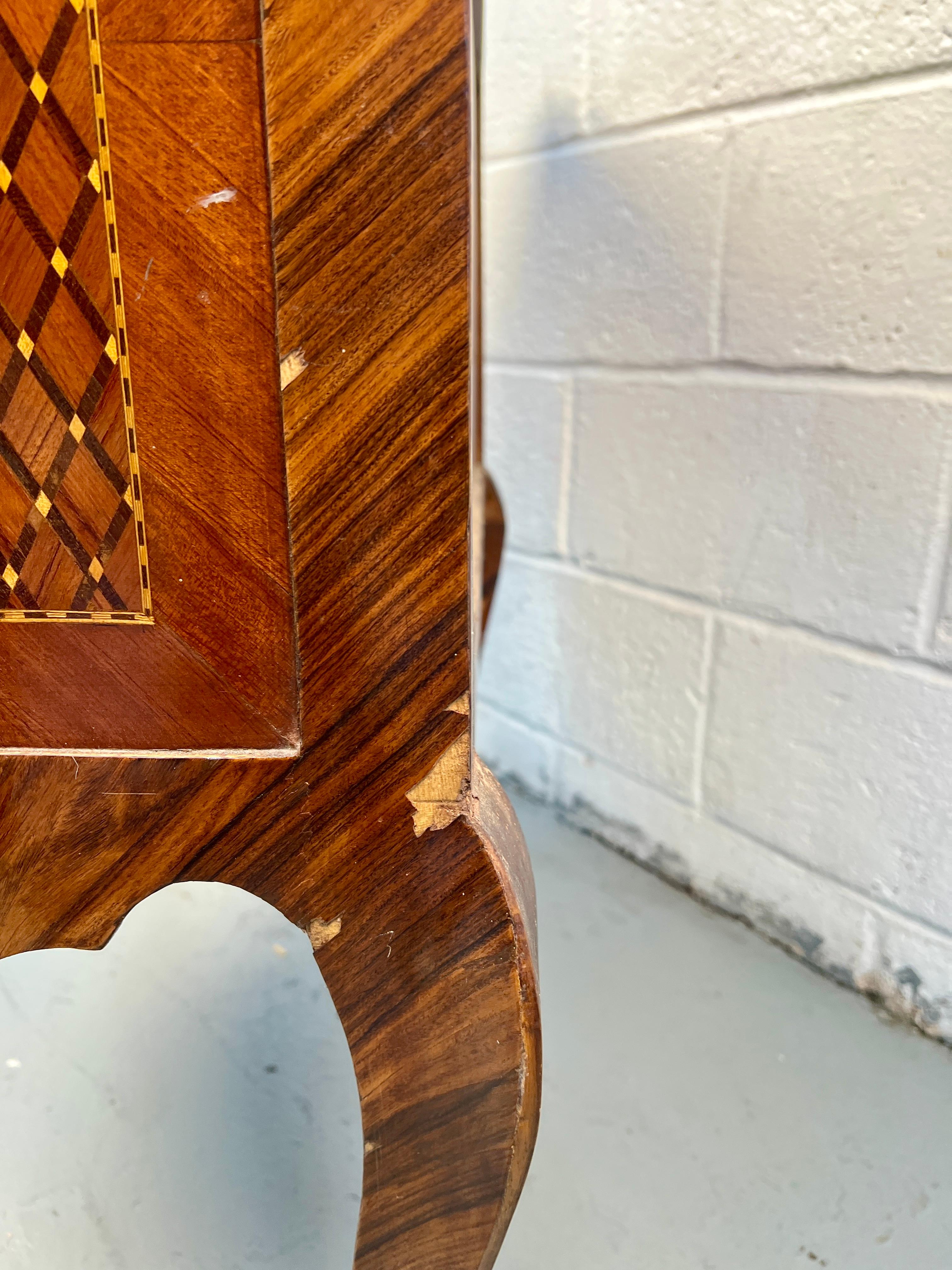 Antica cassapanca Commode Bombe con intarsio in marmo in vendita 10