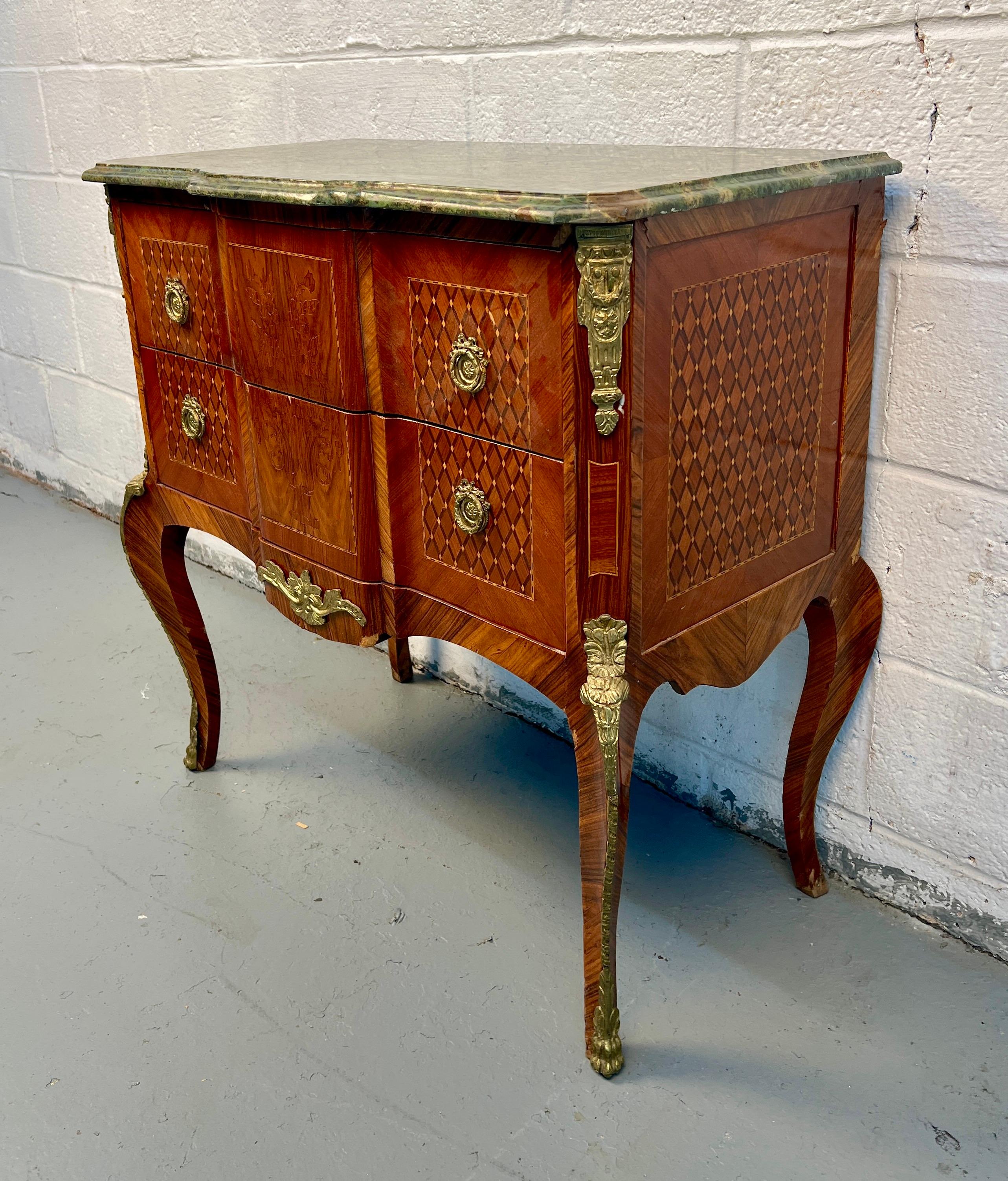 Marqueterie Antica cassapanca Commode Bombe con intarsio in marmo in vendita