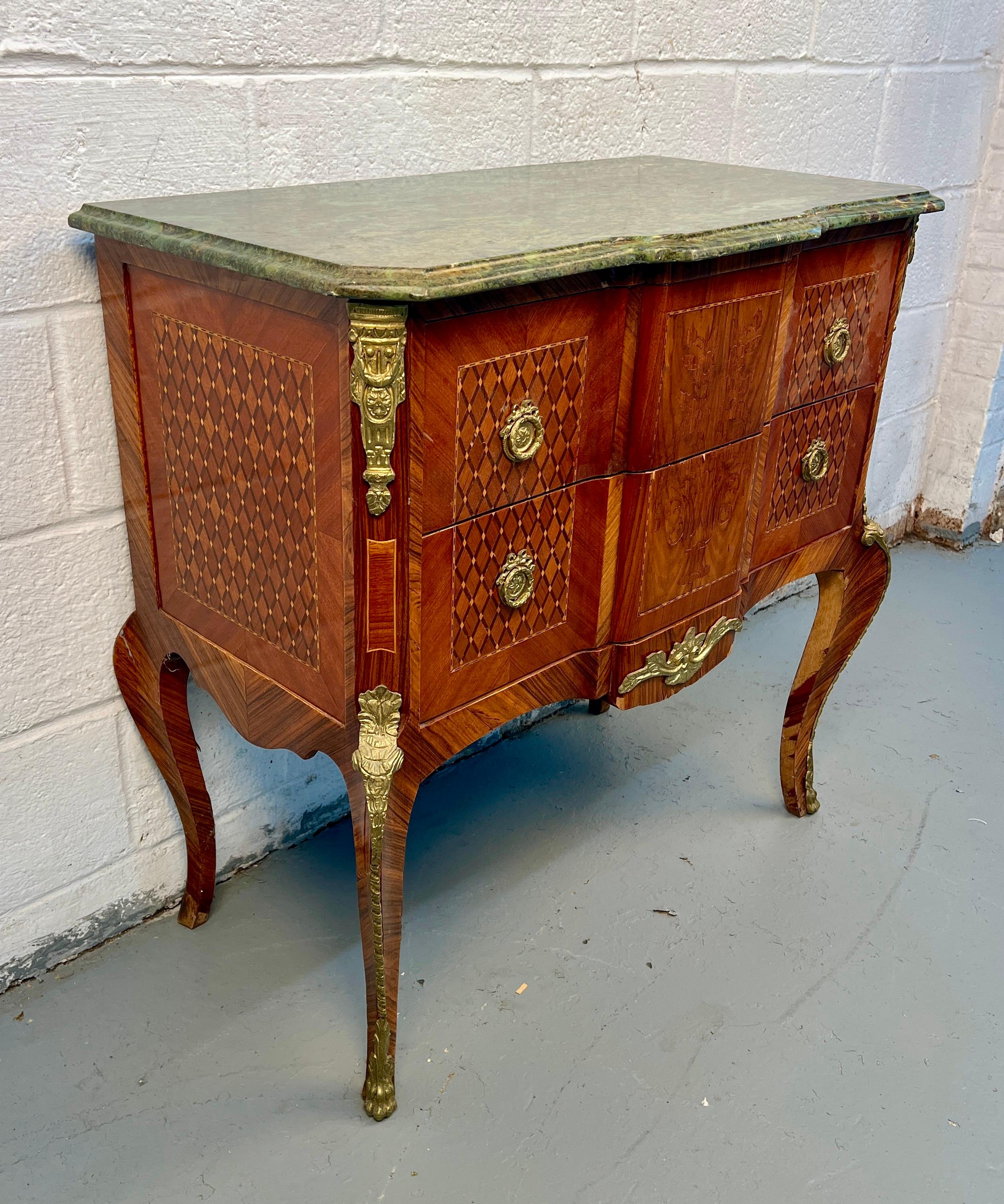 Antica cassapanca Commode Bombe con intarsio in marmo In condizioni discrete in vendita a Brooklyn, NY