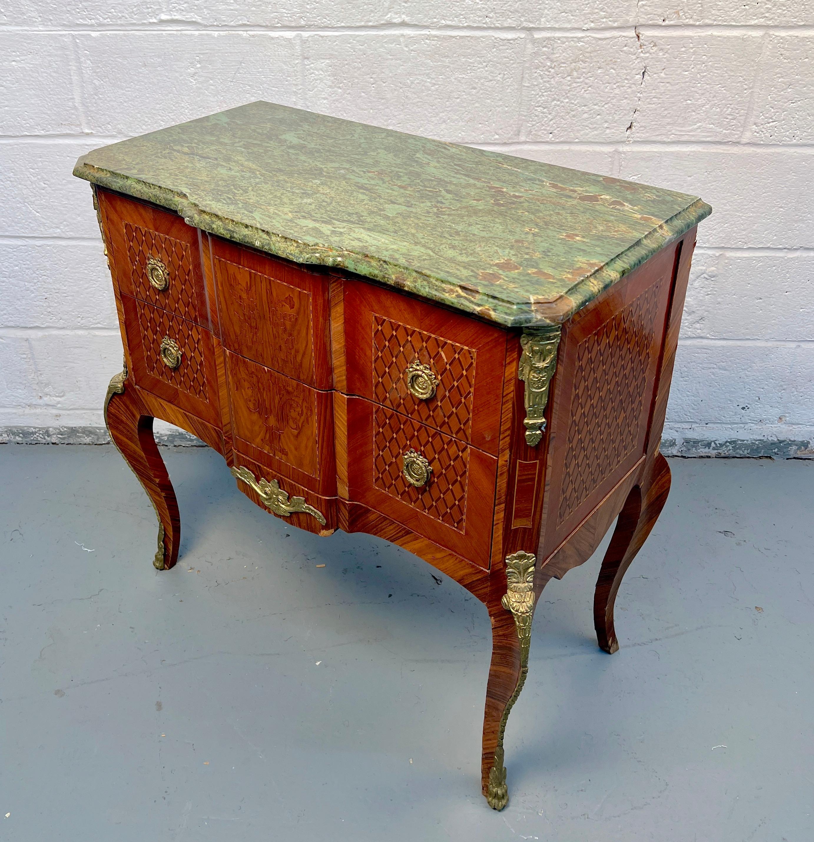 XX secolo Antica cassapanca Commode Bombe con intarsio in marmo in vendita