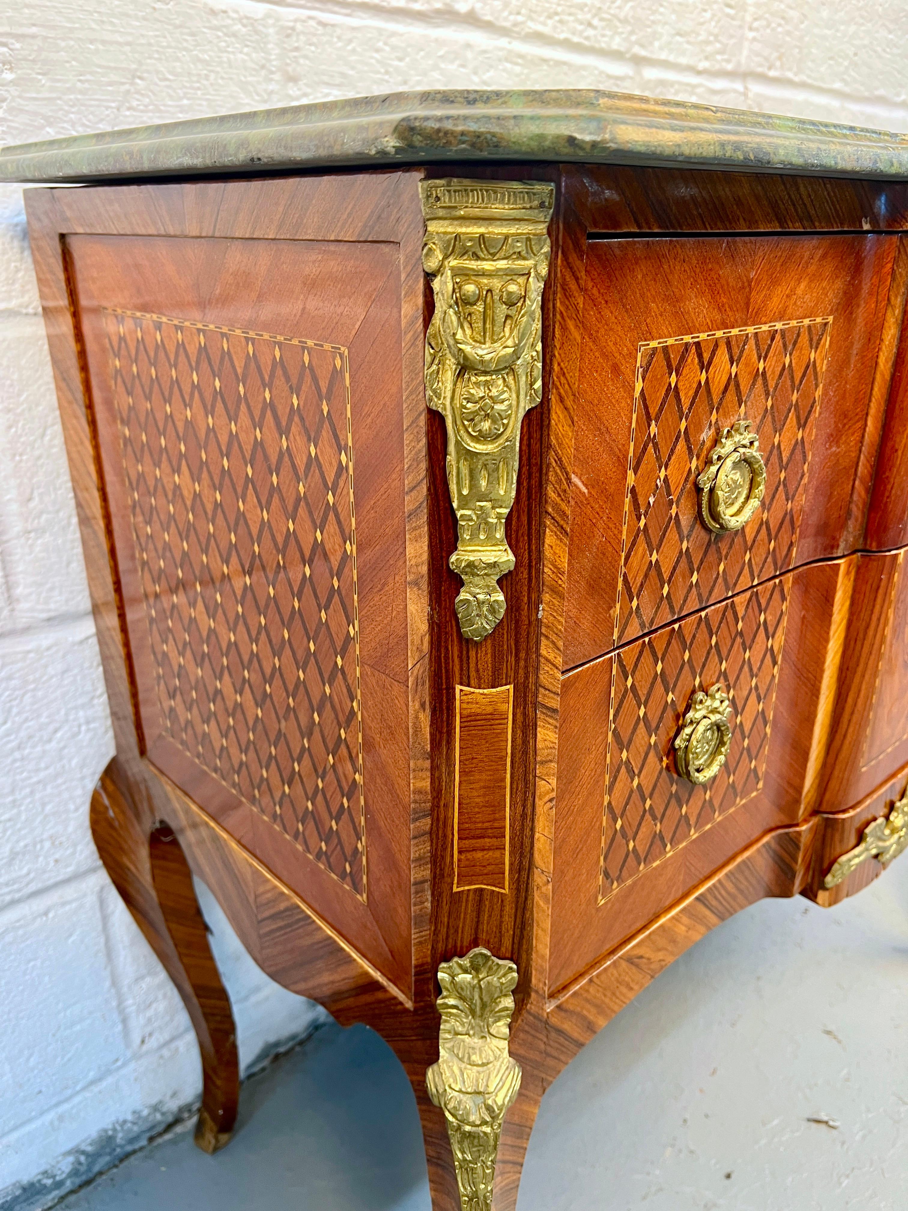 Bronzo Antica cassapanca Commode Bombe con intarsio in marmo in vendita