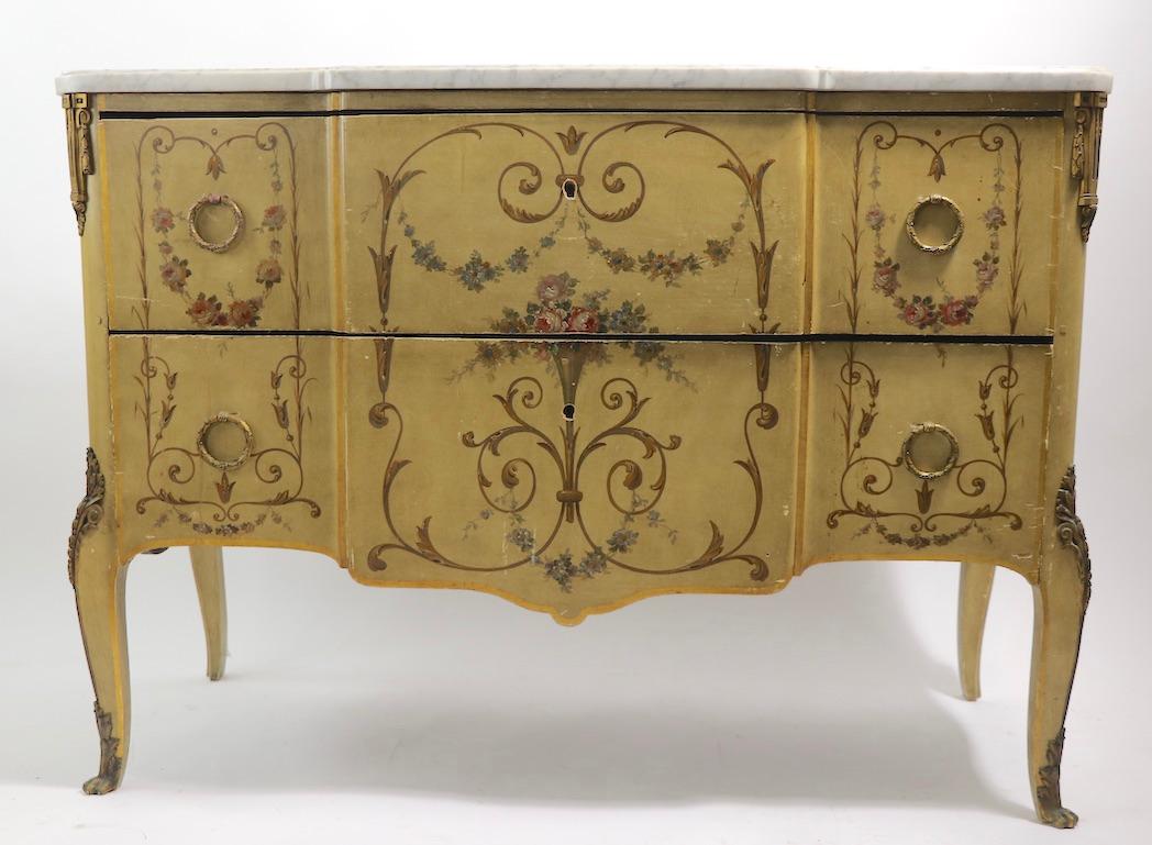 Francese Antica commode con piano in marmo e decorazione pittorica in vendita