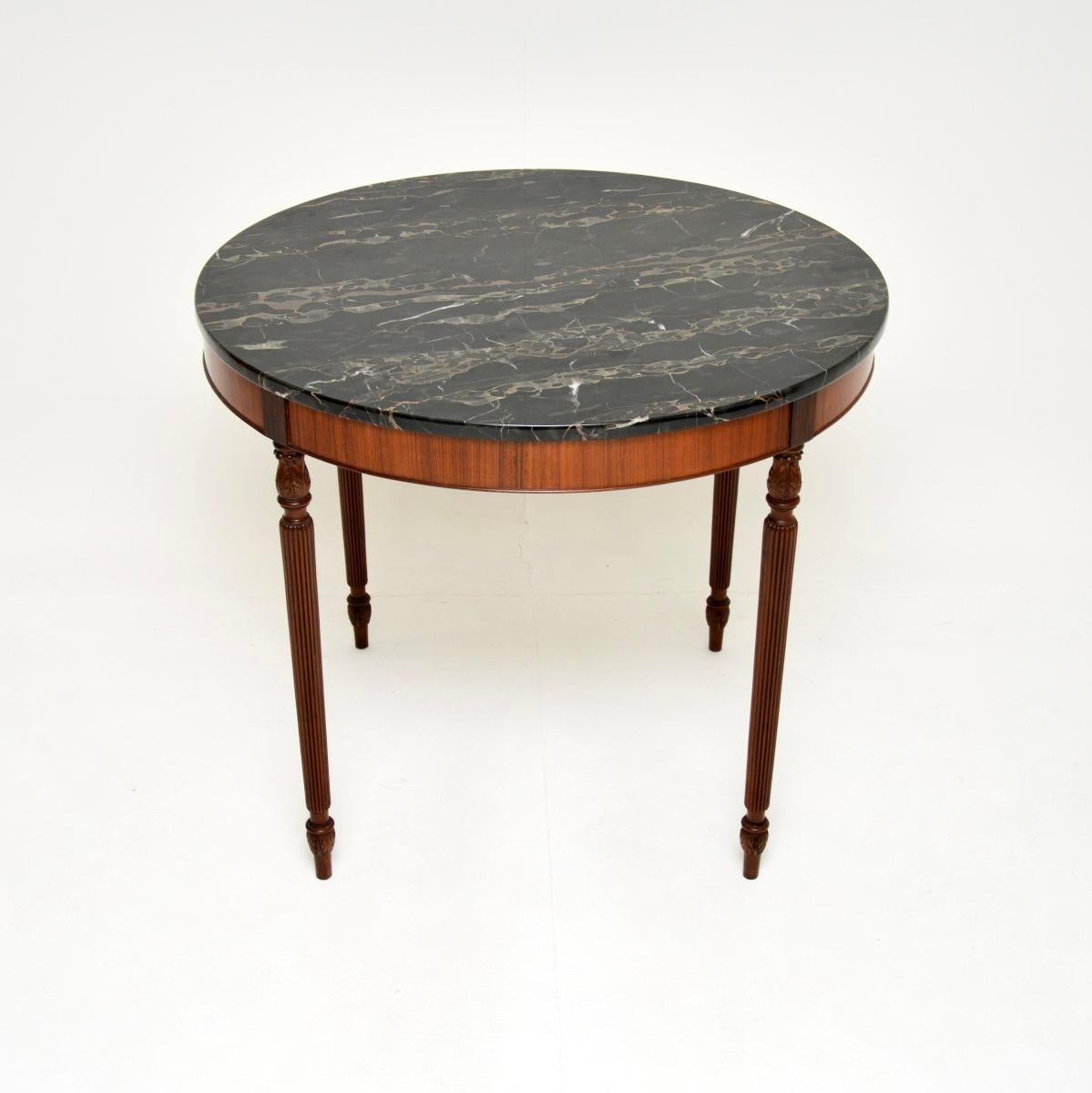 Una mesa de comedor antigua con tapa de mármol, pequeña y de bella factura. Se fabricó en Inglaterra y data aproximadamente de los años 1910-20.

La calidad es sobresaliente, tiene un tamaño pequeño encantador y caben cuatro personas perfectamente.