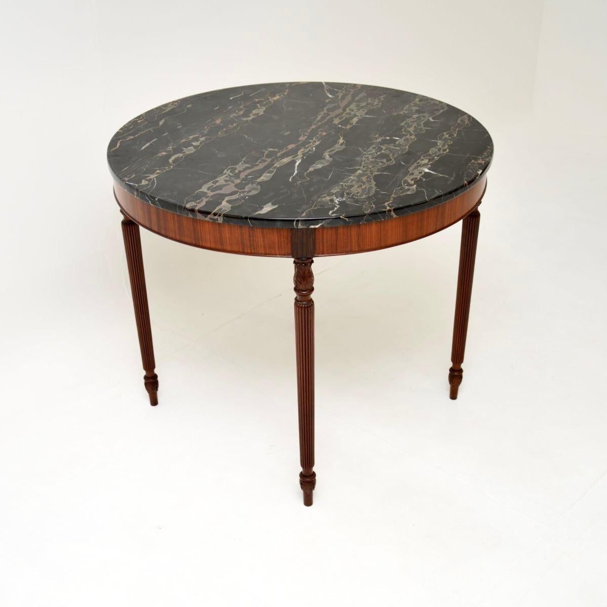 Mesa de comedor antigua con tapa de mármol Sheraton en venta