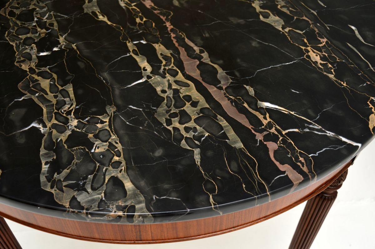 Mesa de comedor antigua con tapa de mármol Mármol en venta