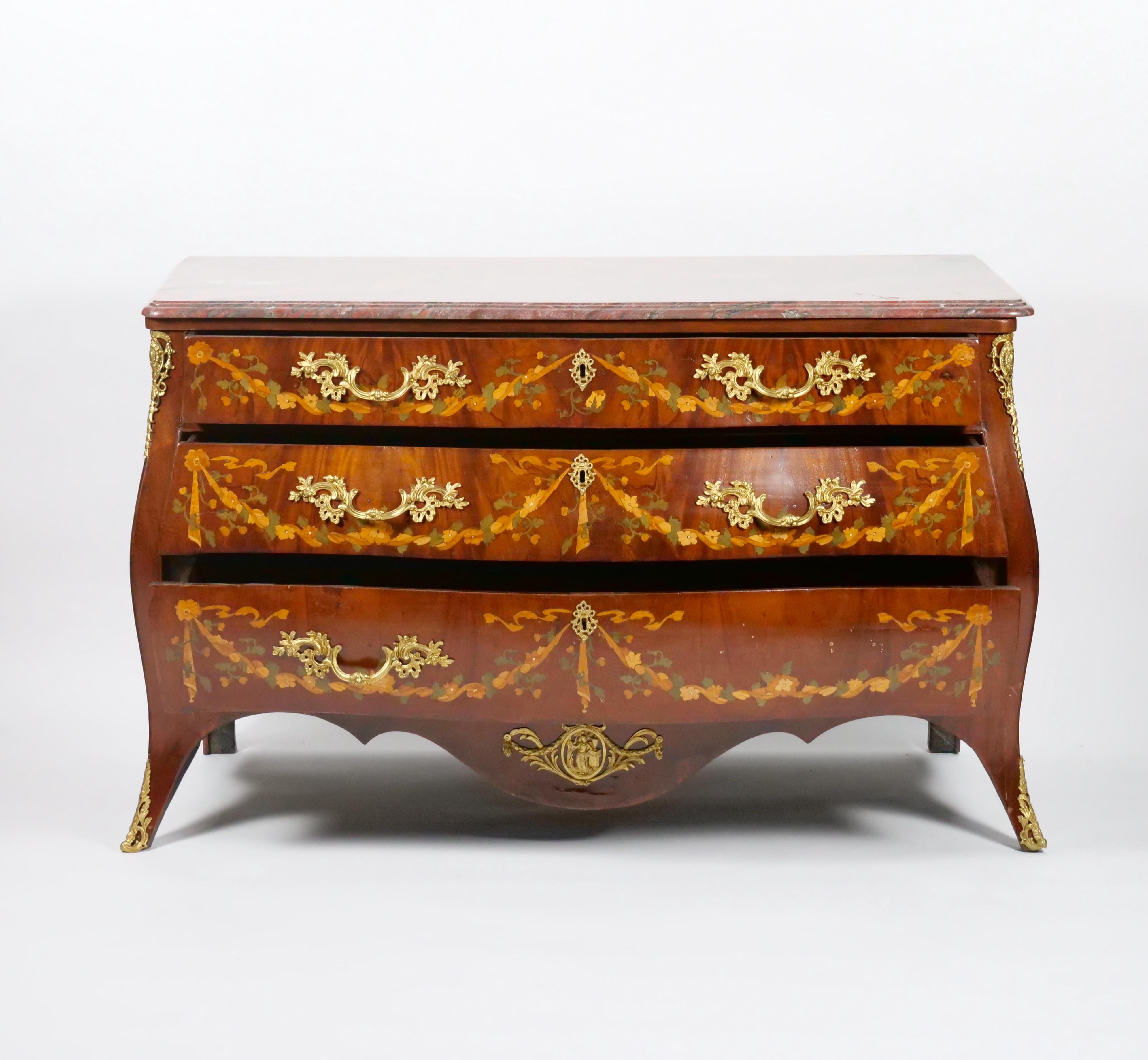 Antigua cómoda / credenza de caoba con marquetería floral y tapa de mármol Luis XV en venta