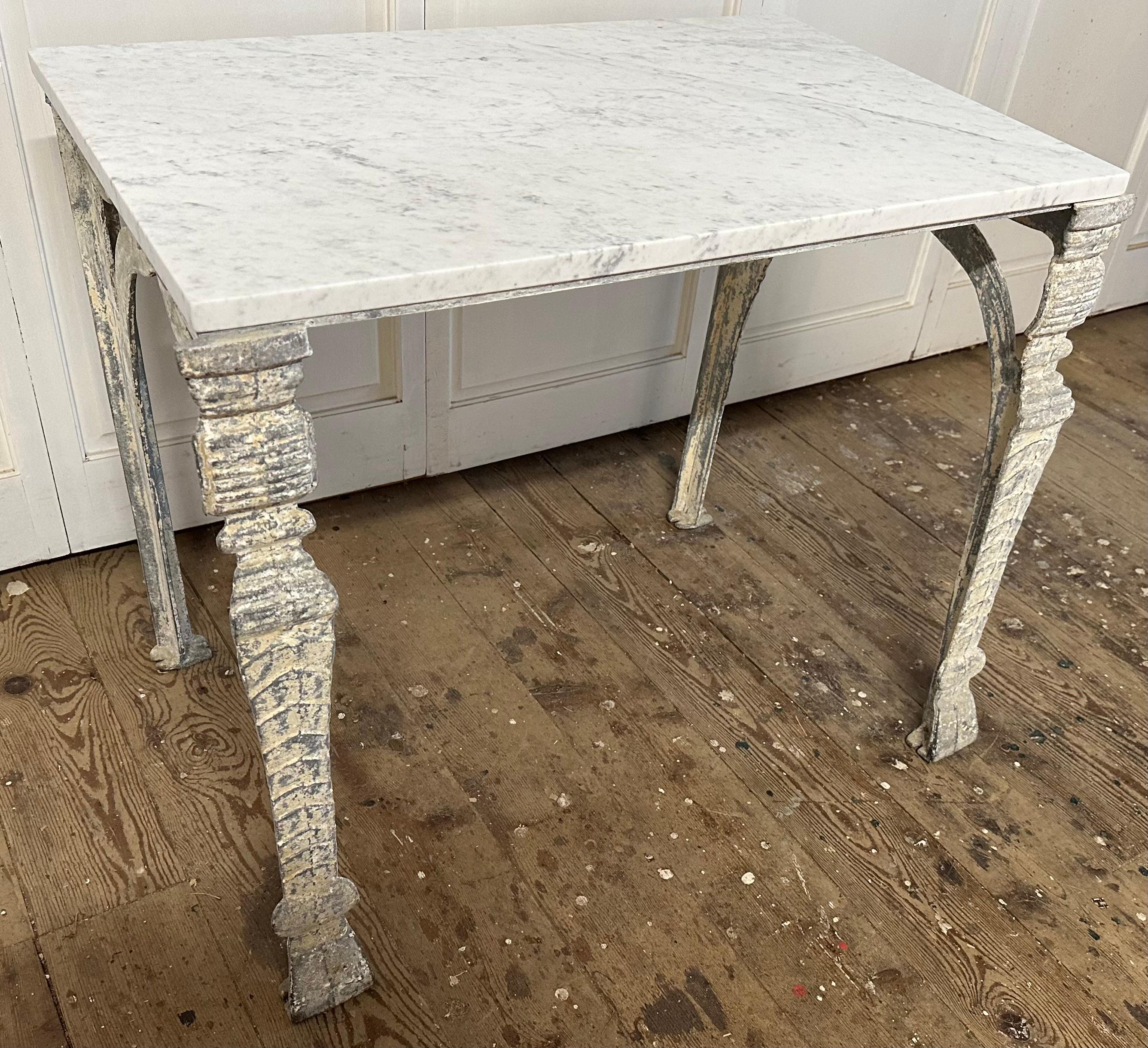 Table basse antique à plateau en marbre et base en métal en vente 4