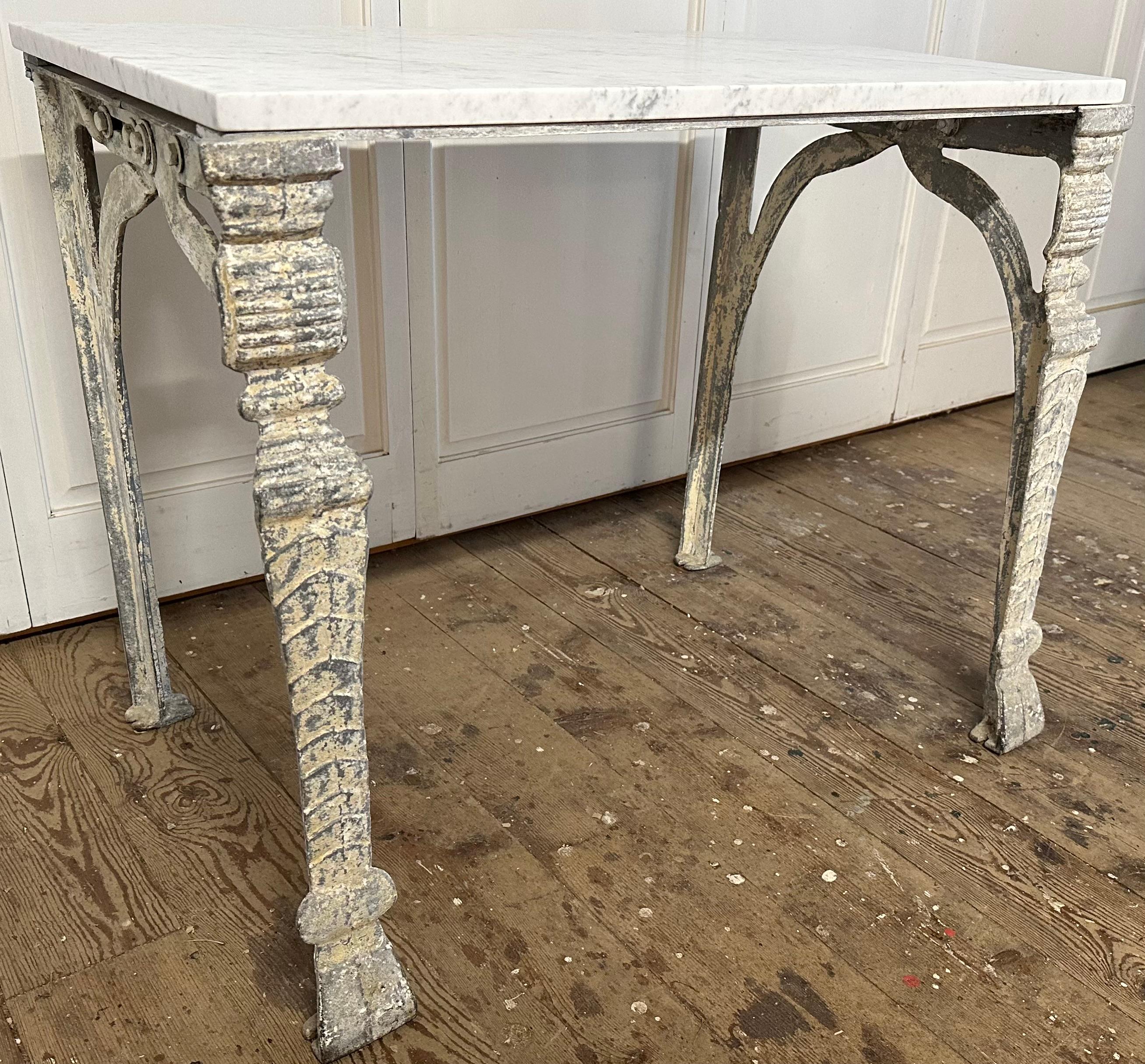 Table basse antique à plateau en marbre et base en métal en vente 5