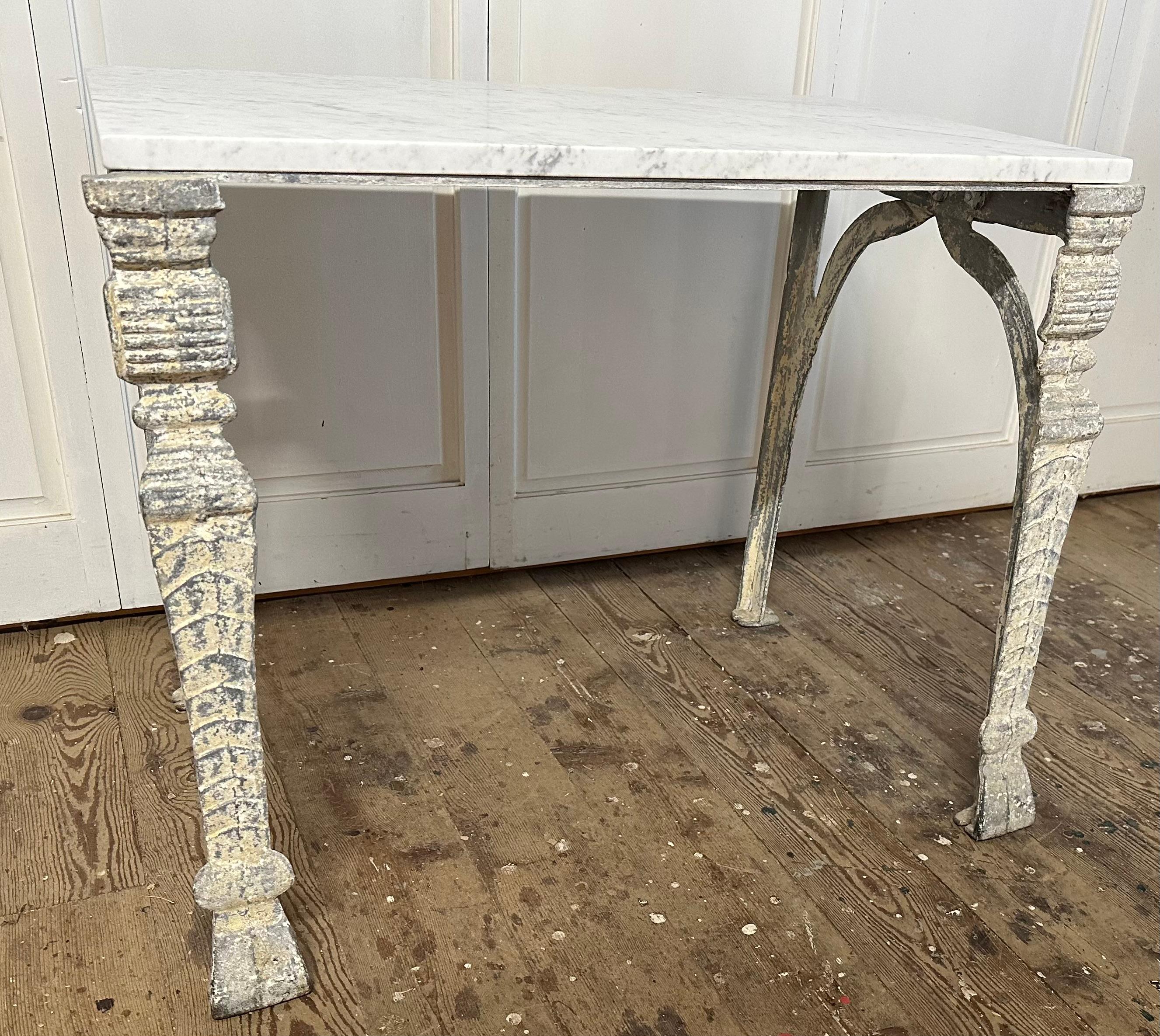 Table basse antique à plateau en marbre et base en métal en vente 6