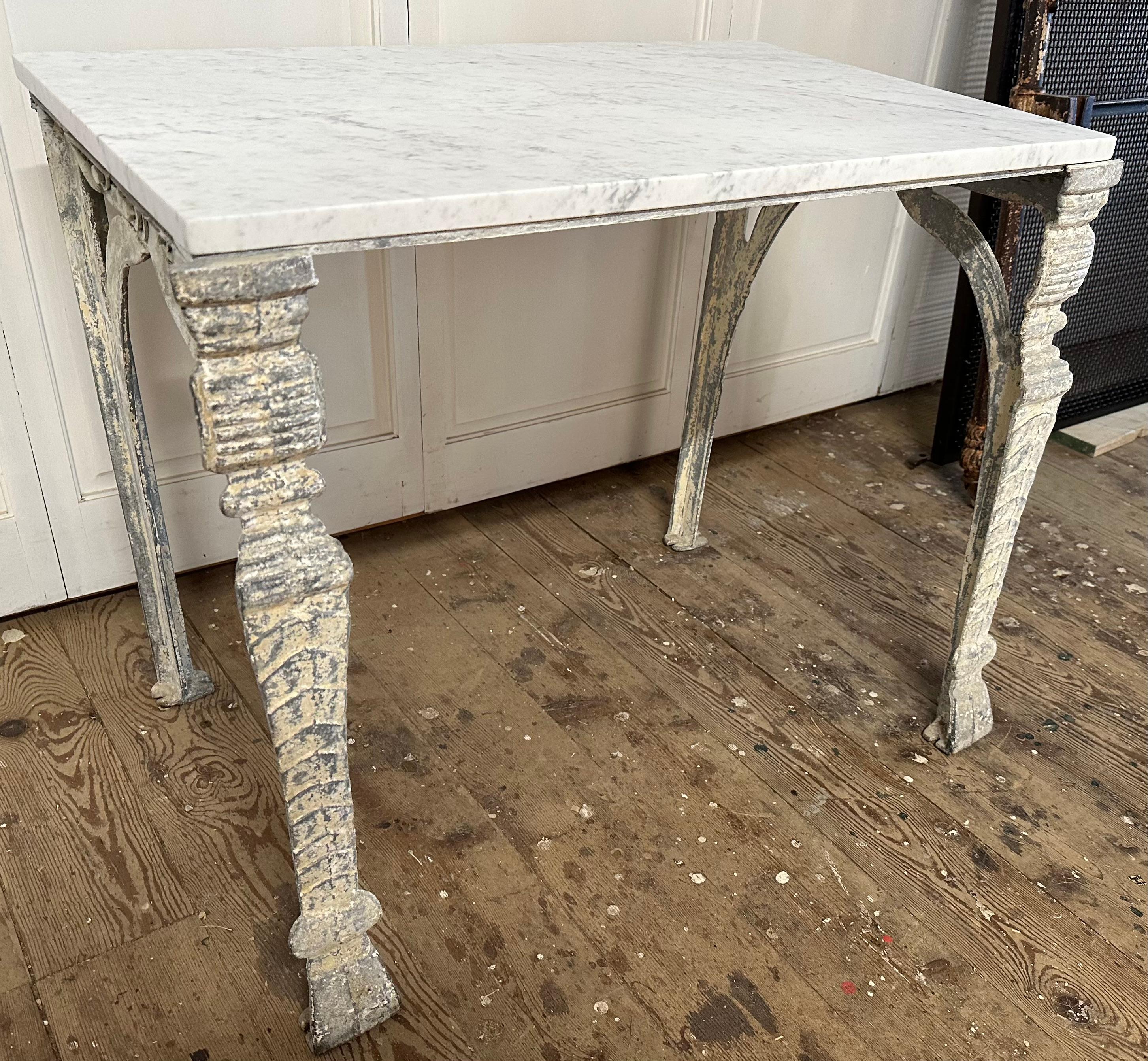 Table basse antique à plateau en marbre et base en métal en vente 7