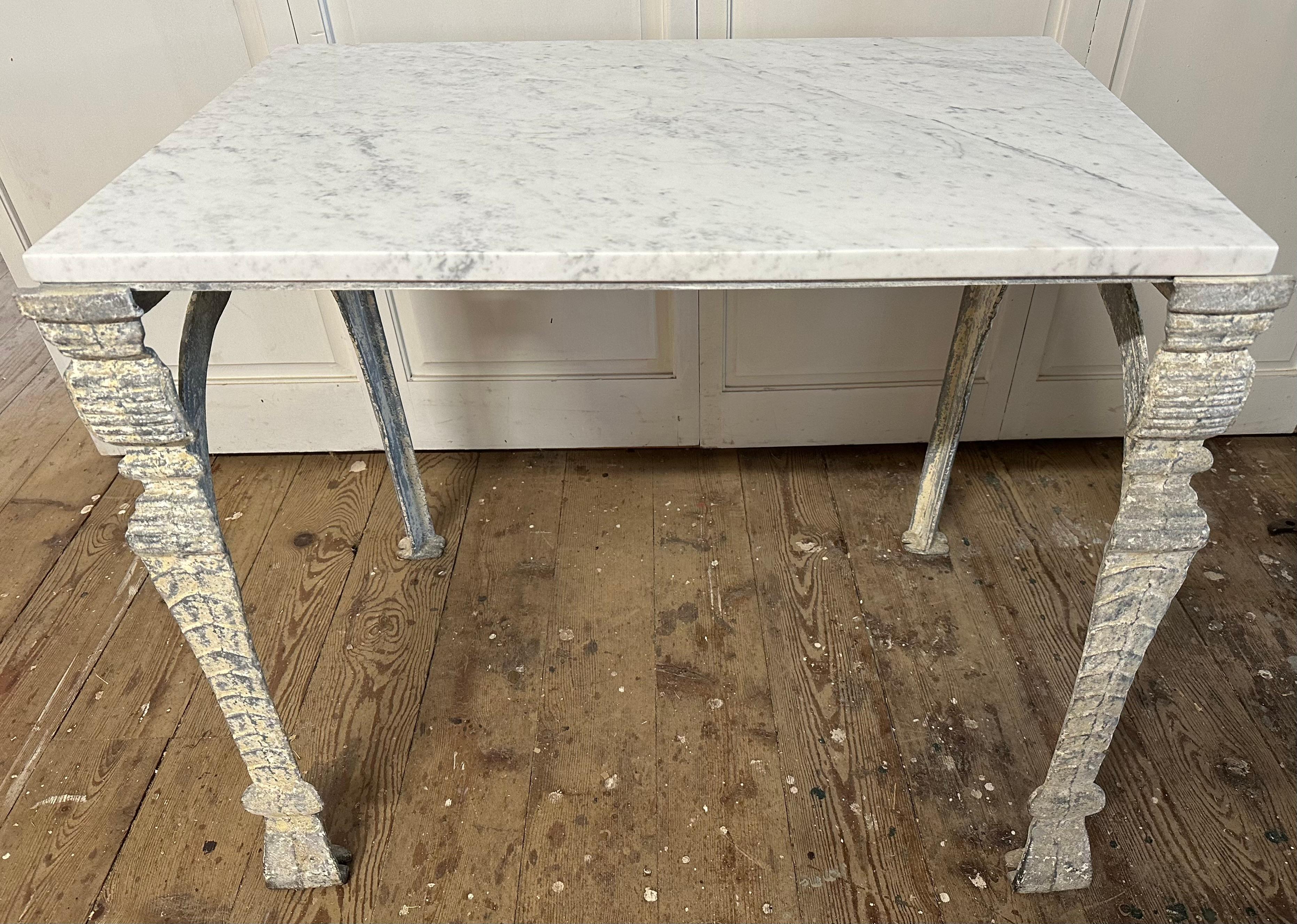 Table basse antique à plateau en marbre et base en métal en vente 8