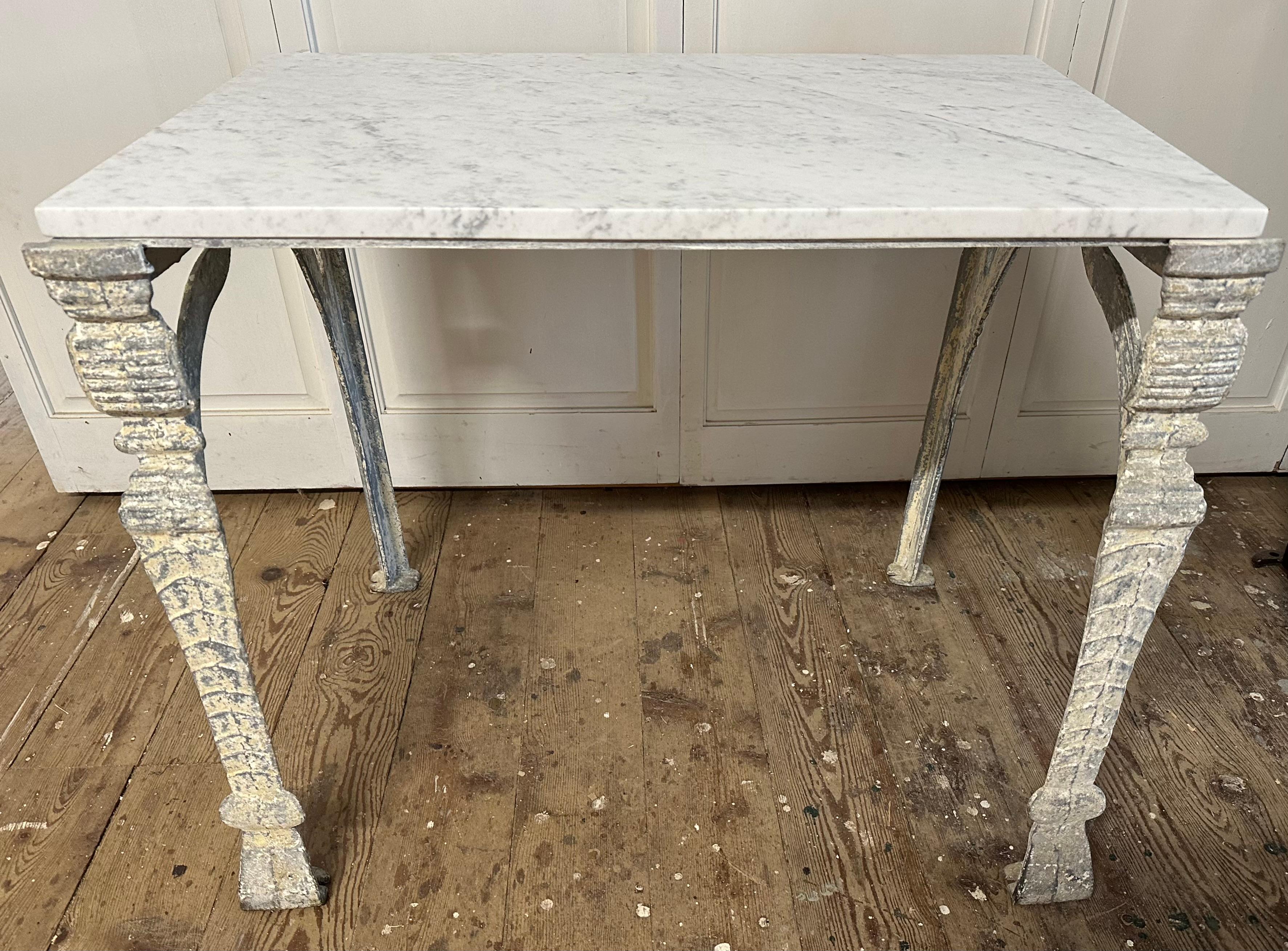Table basse antique à plateau en marbre et base en métal en vente 9
