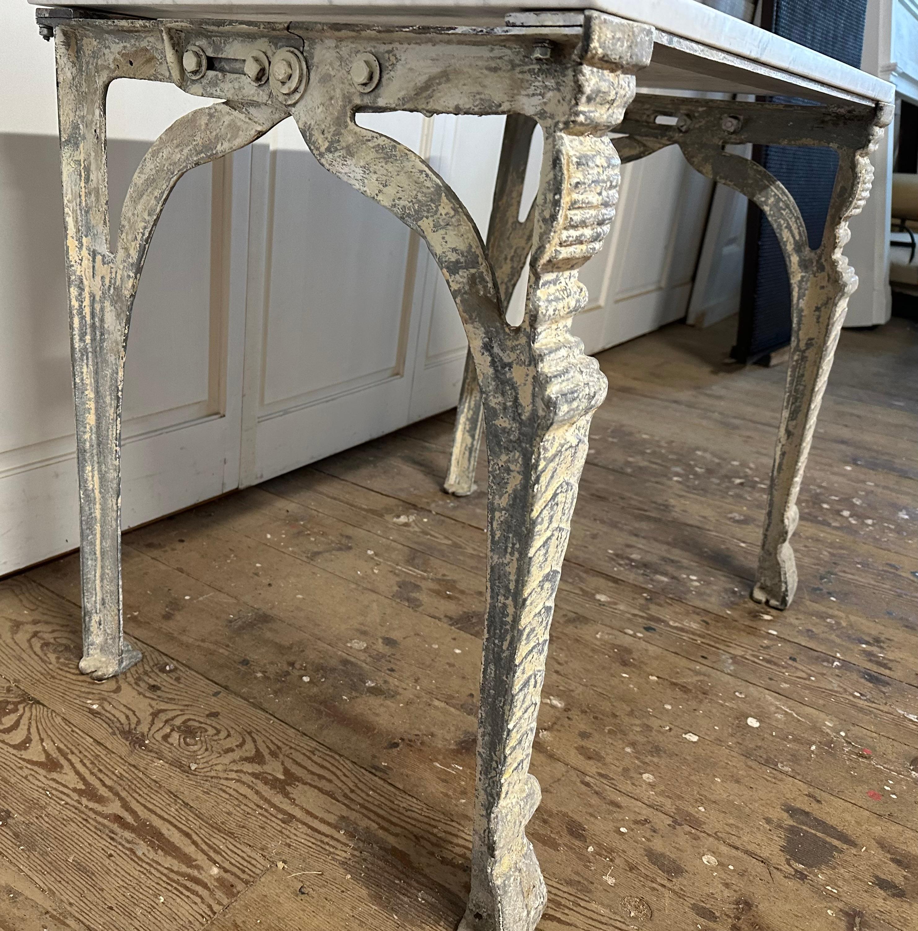 Métal Table basse antique à plateau en marbre et base en métal en vente