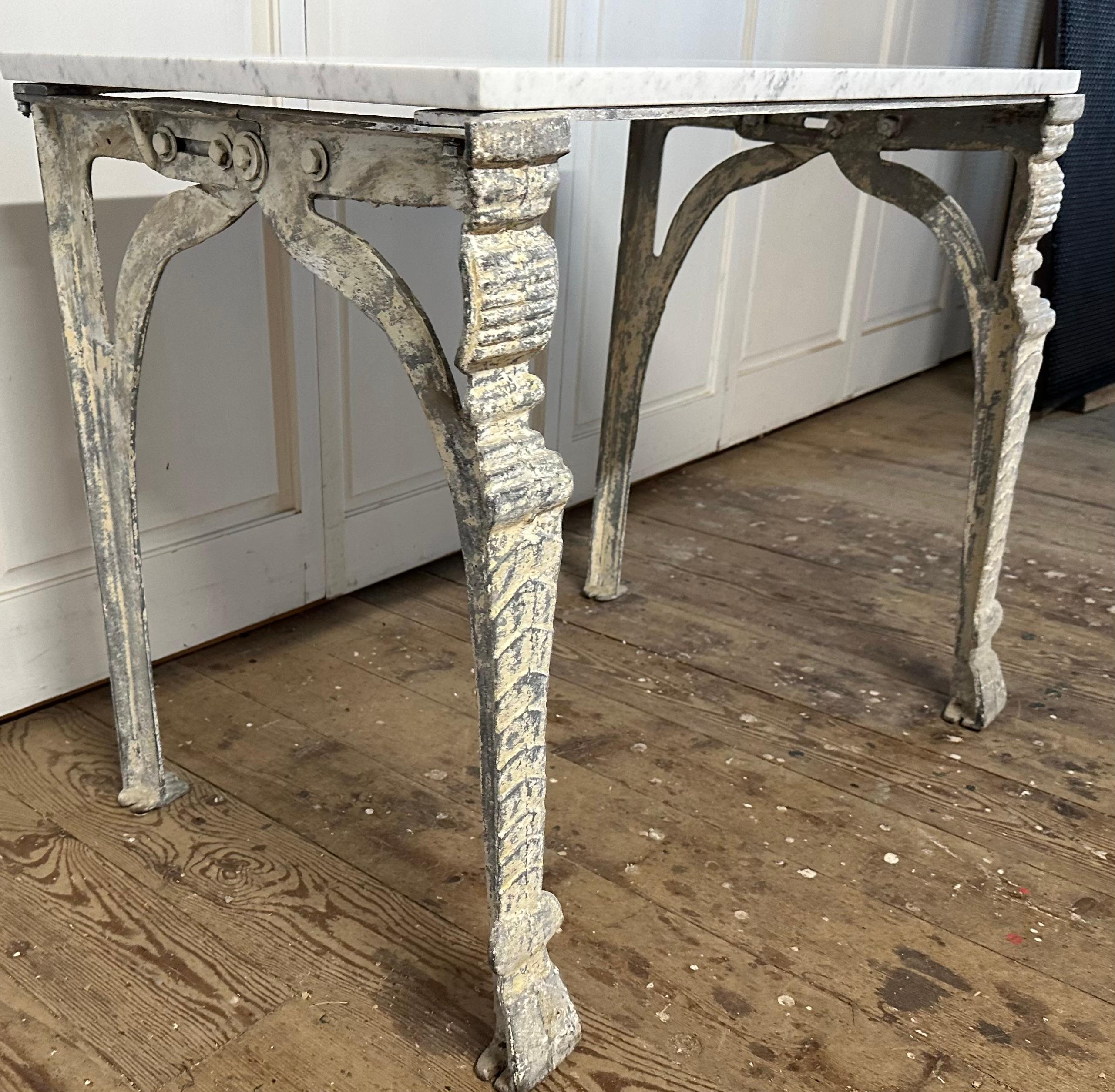 Table basse antique à plateau en marbre et base en métal en vente 2