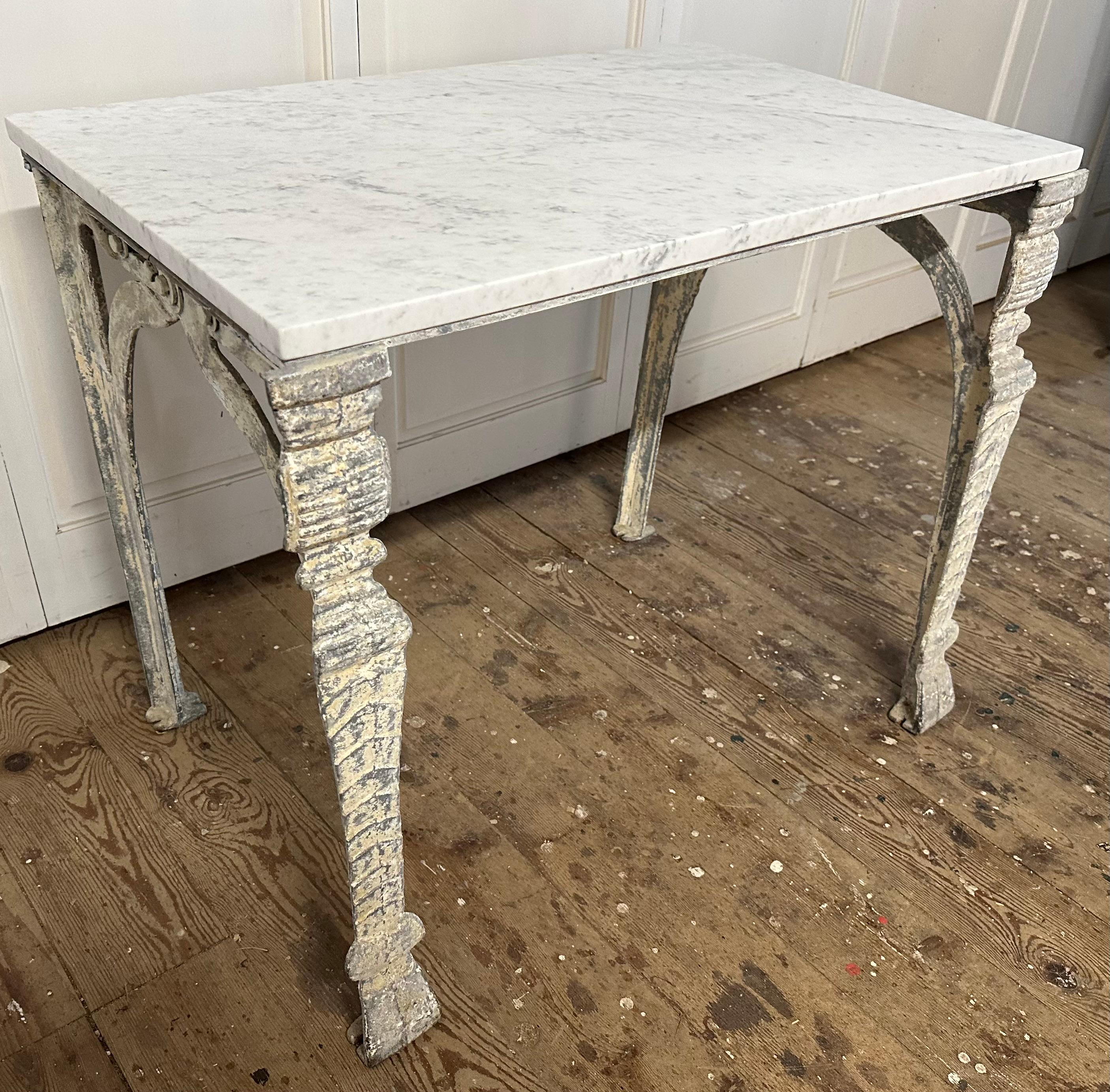 Table basse antique à plateau en marbre et base en métal en vente 3