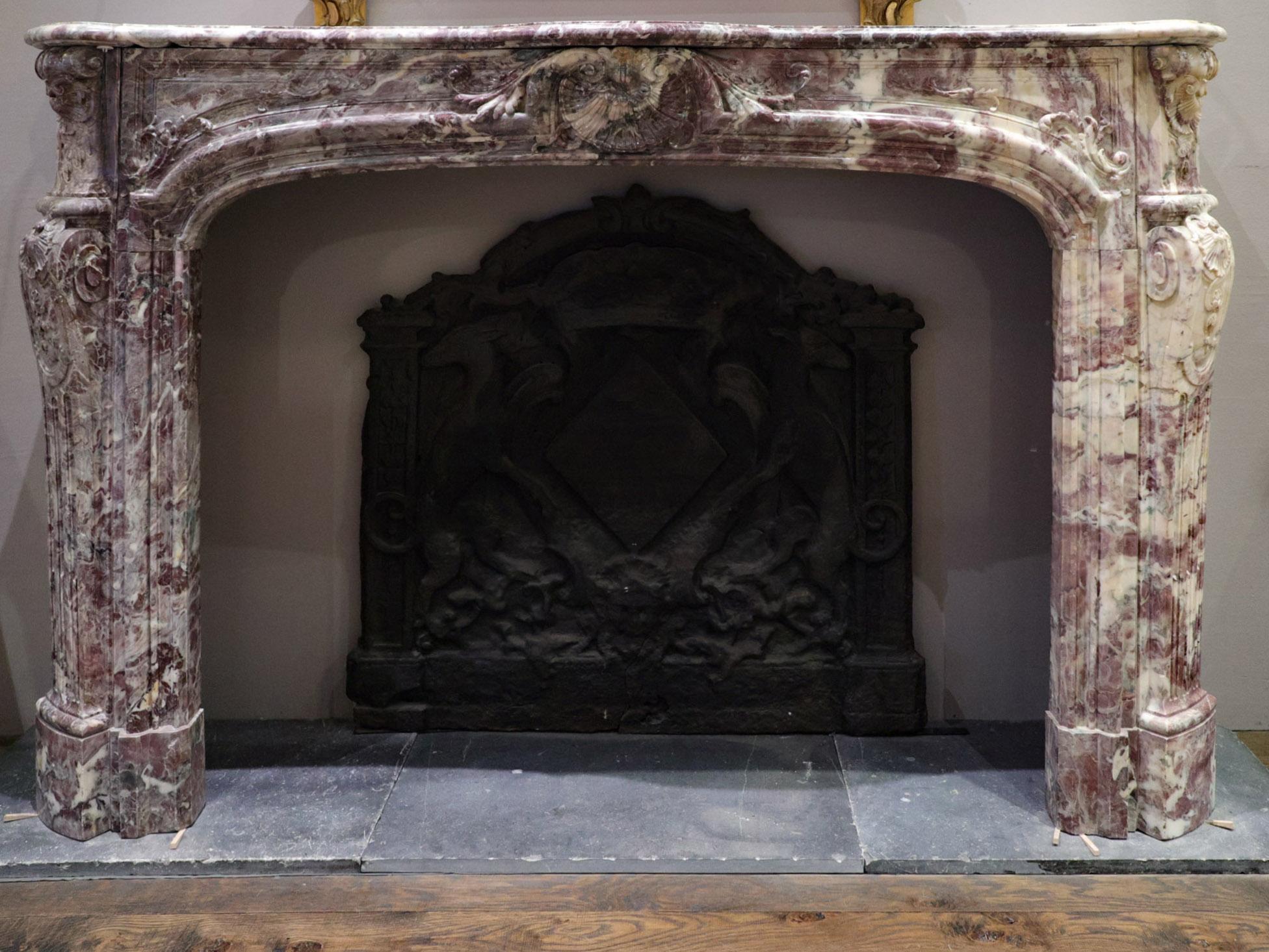 Dieser Kamin wurde Mitte des 19. Jahrhunderts im Louis-XIV-Stil gestaltet, einem Stil, der in ganz Europa beliebt war und auch in niederländischen Grachtenhäusern zu finden ist.

Die Muster, Farben und Adern des Marmors ziehen sich kontinuierlich