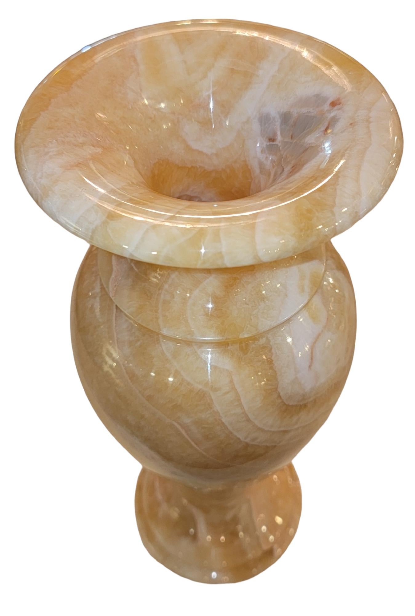Verigatete Vase aus antikem Marmor  (Moderne) im Angebot