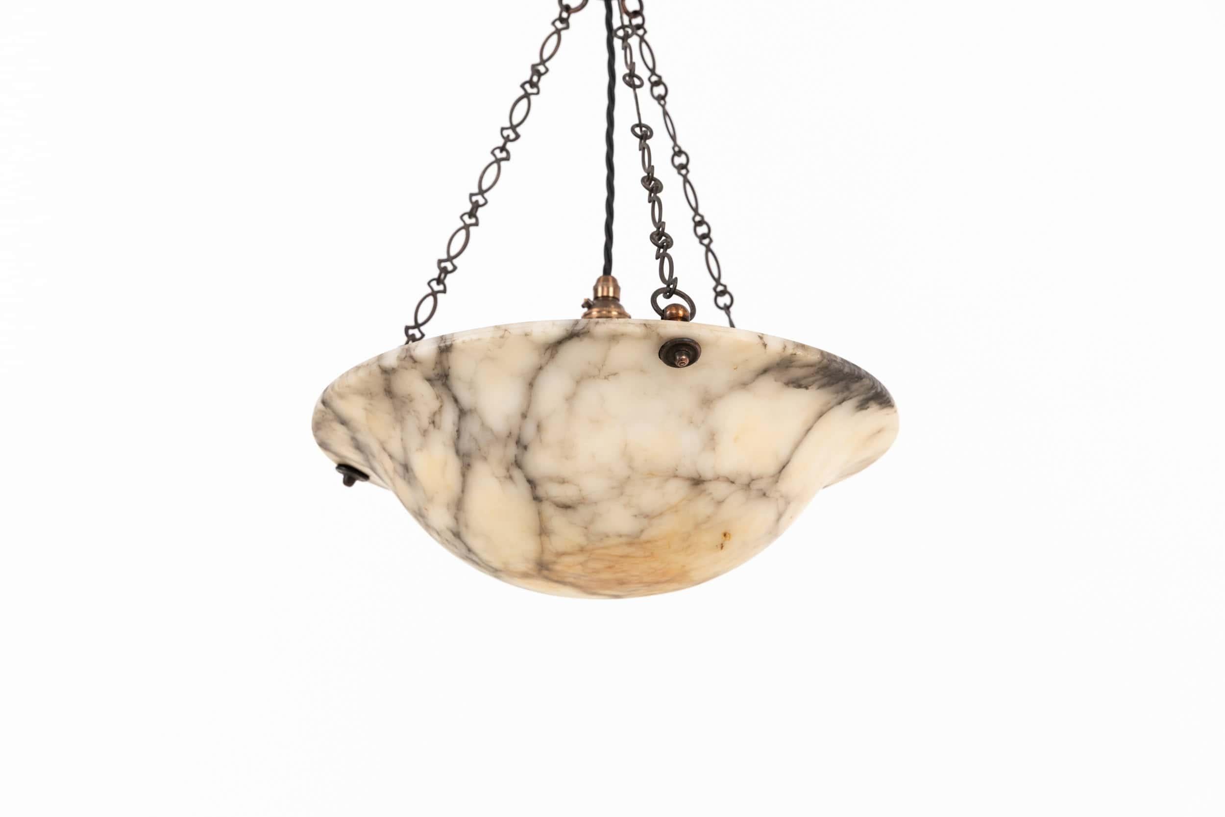 Una plafoniera a sospensione in alabastro incredibilmente elegante. C.C. 1910

Alabastro bianco con una bellissima marezzatura a matrice, ancora più evidente se illuminata. Completo di catena decorativa originale in rame, appendino e gancio da