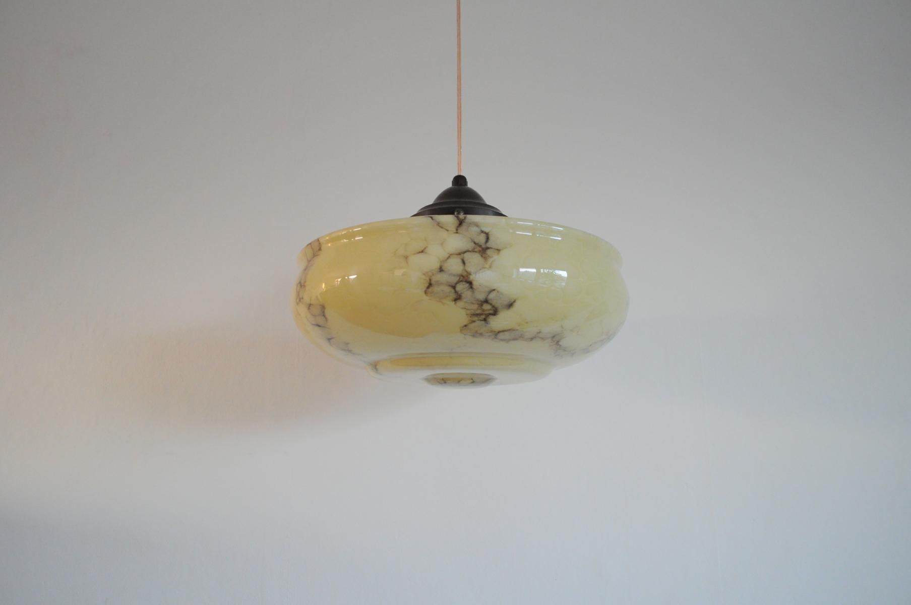 Antique round marbled glass pendant light with the original shade holder and canopy from the 1930s.

Excellent condition.
Light source: E27 Edison screw fitting, rewired.
Dimensions: Height 23 cm 
Diameter 32 cm.