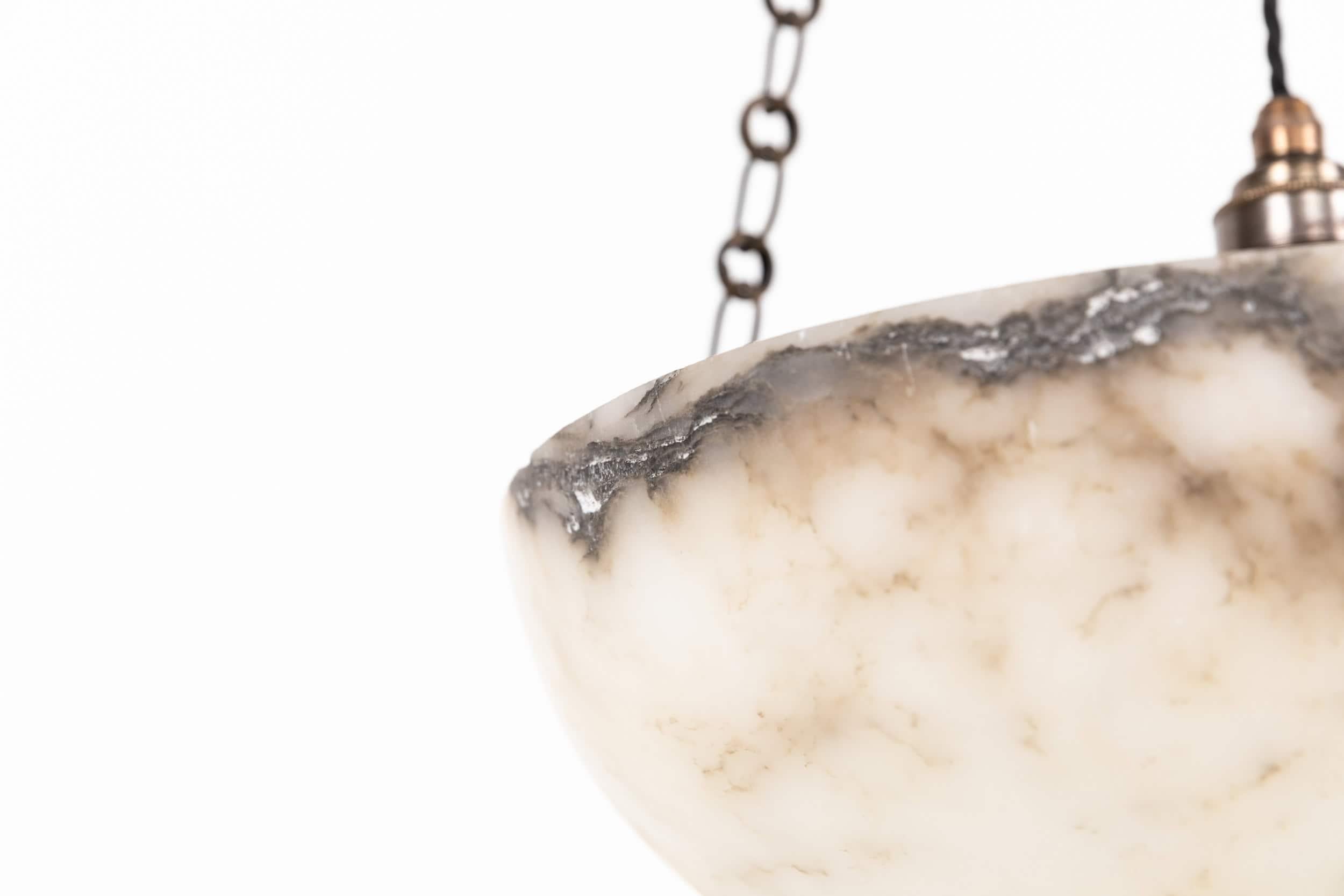 Un plafonnier francese a sospensione in alabastro incredibilmente elegante. C.C. 1910

Realizzato in pregiato alabastro bianco con una splendida marmorizzazione naturale, che diventa più pronunciata e suggestiva quando viene illuminato. La ciotola è