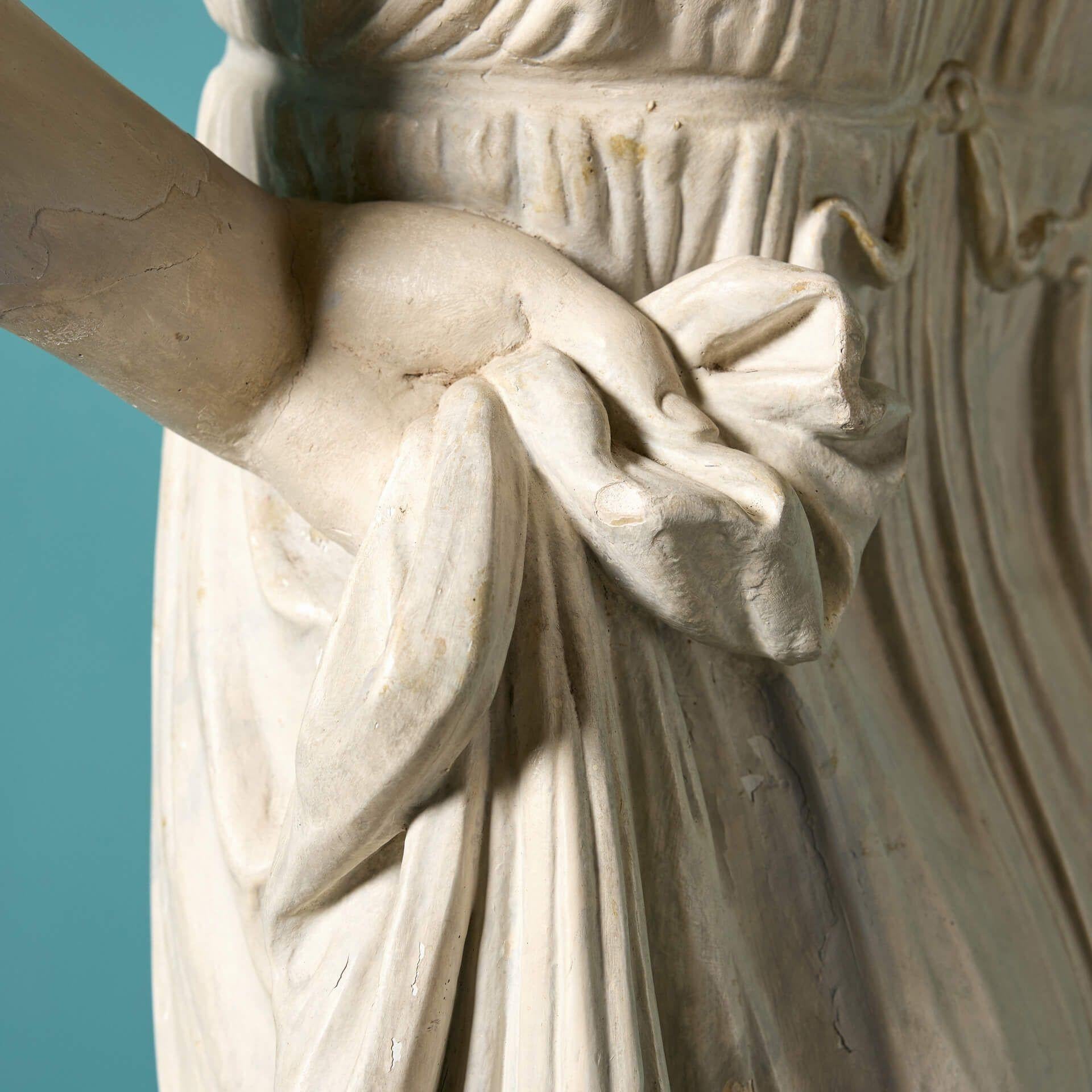 Antike marmorierte Gipsstatue von Hebe aus Gips im Angebot 3