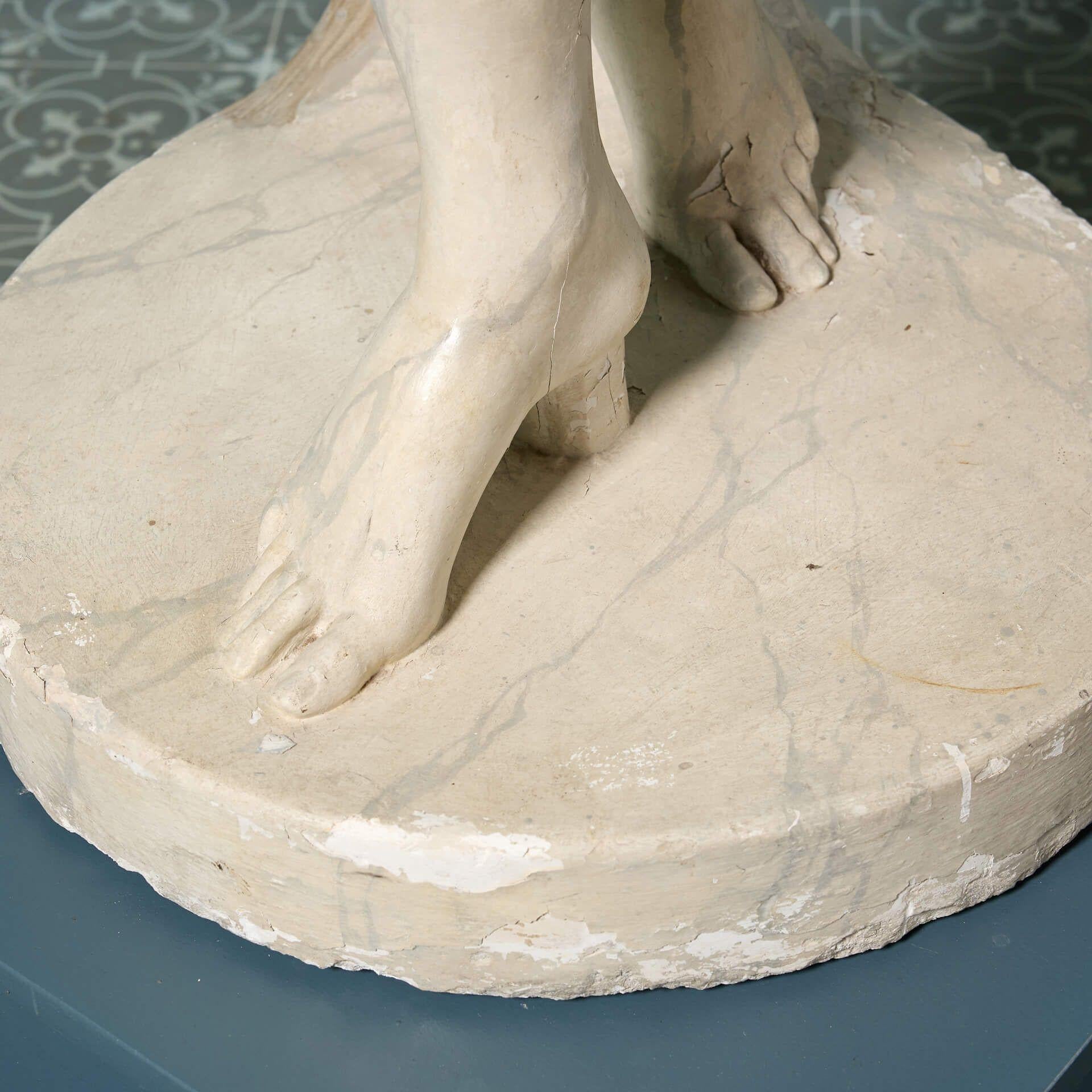 Statue ancienne d'Hébé en plâtre marbré en vente 3
