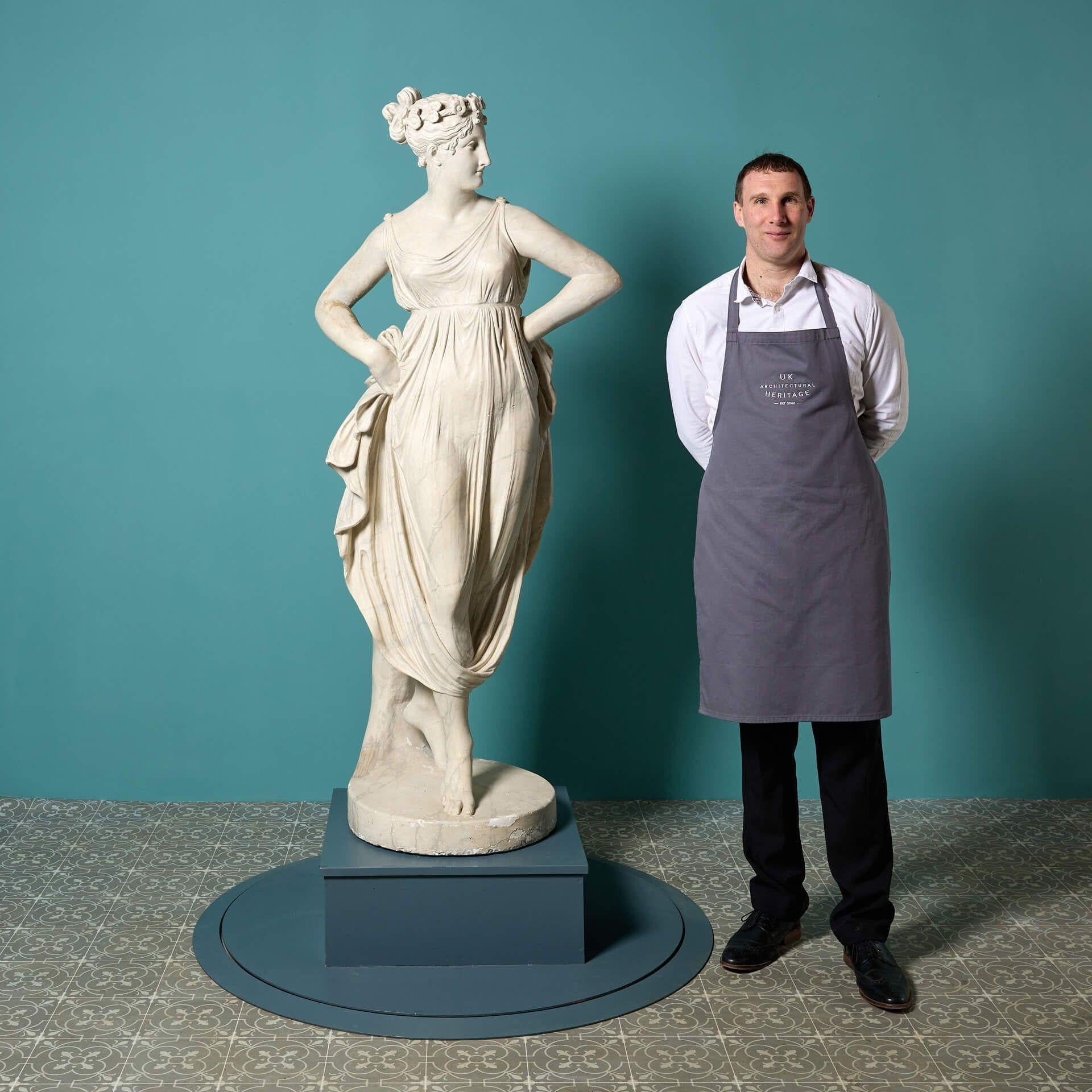 Eine antike marmorierte Gipsstatue der Hebe, der Göttin der Jugend, nach Antonio Canova. Das Äußere dieser lebensgroßen Skulptur ist aus Gips gefertigt und simuliert Marmor, was sie zu einer sehr eindrucksvollen Statue macht. Er eignet sich perfekt