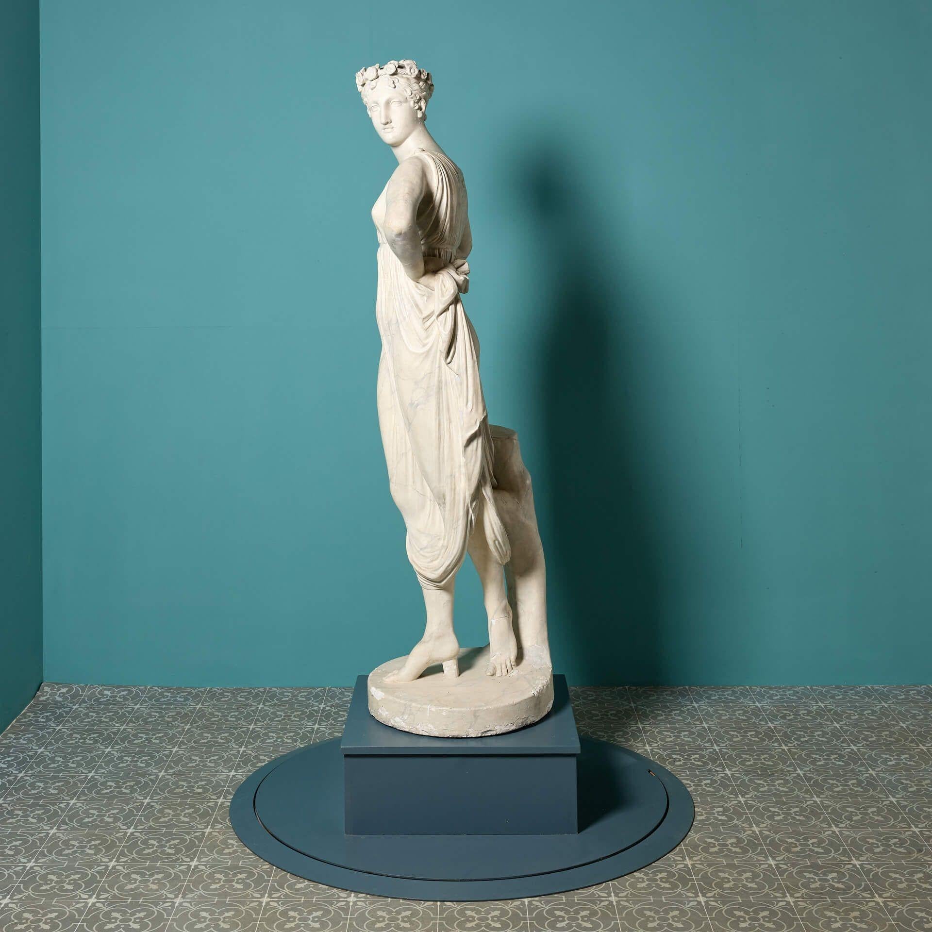 Antike marmorierte Gipsstatue von Hebe aus Gips (Gemalt) im Angebot