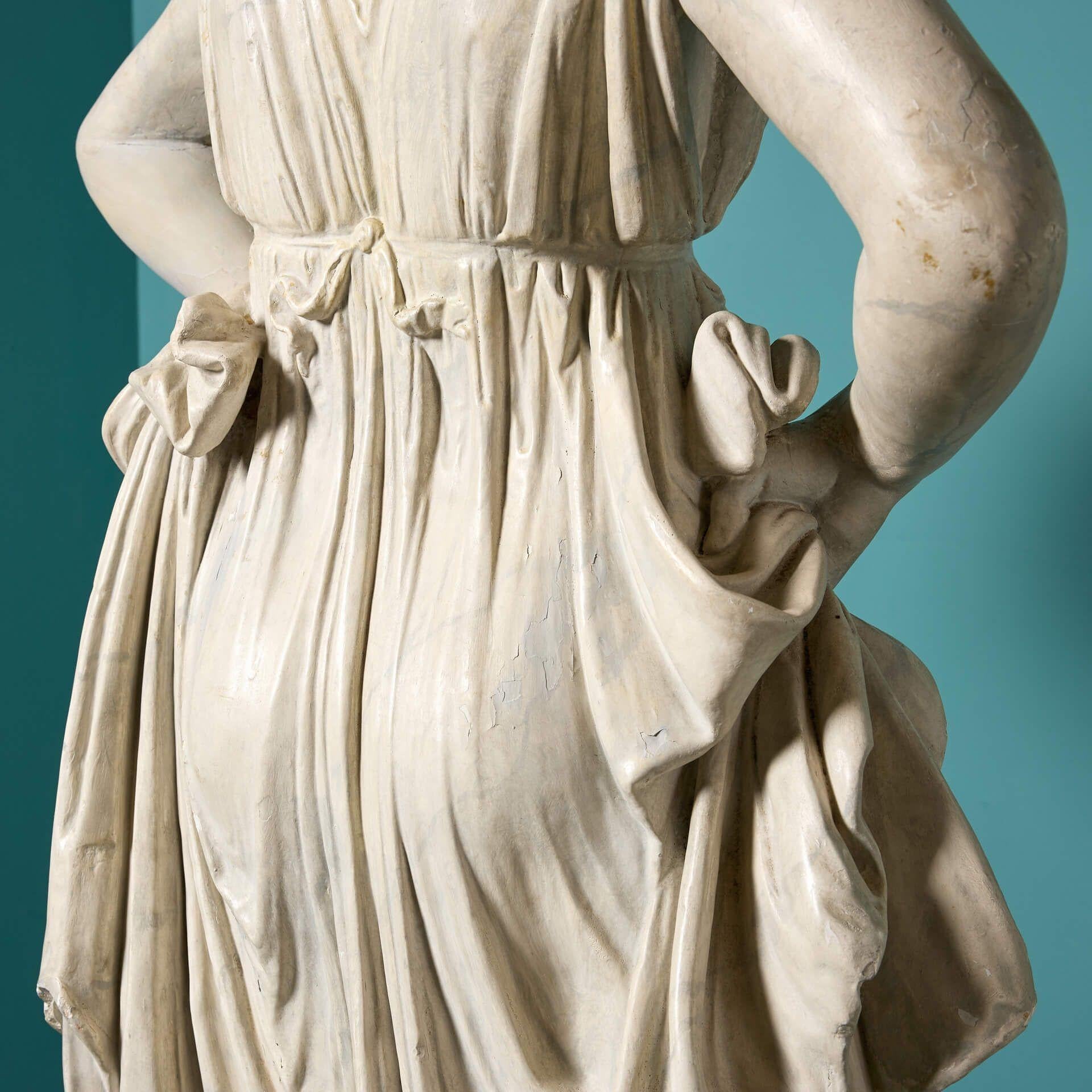 Antike marmorierte Gipsstatue von Hebe aus Gips im Angebot 2