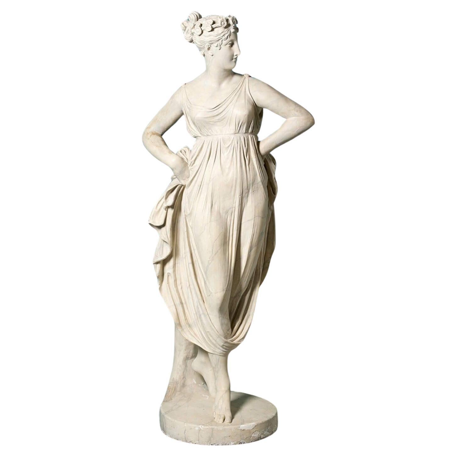 Antike marmorierte Gipsstatue von Hebe aus Gips im Angebot