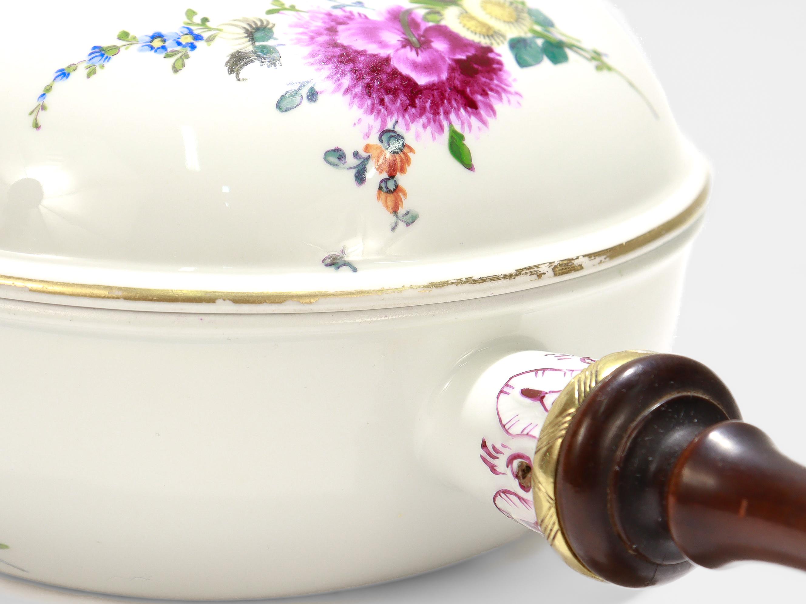 Antiguo Bordeleau Floral de Porcelana de Meissen de la Época Marcolini o Jarro de Cámara en venta 6