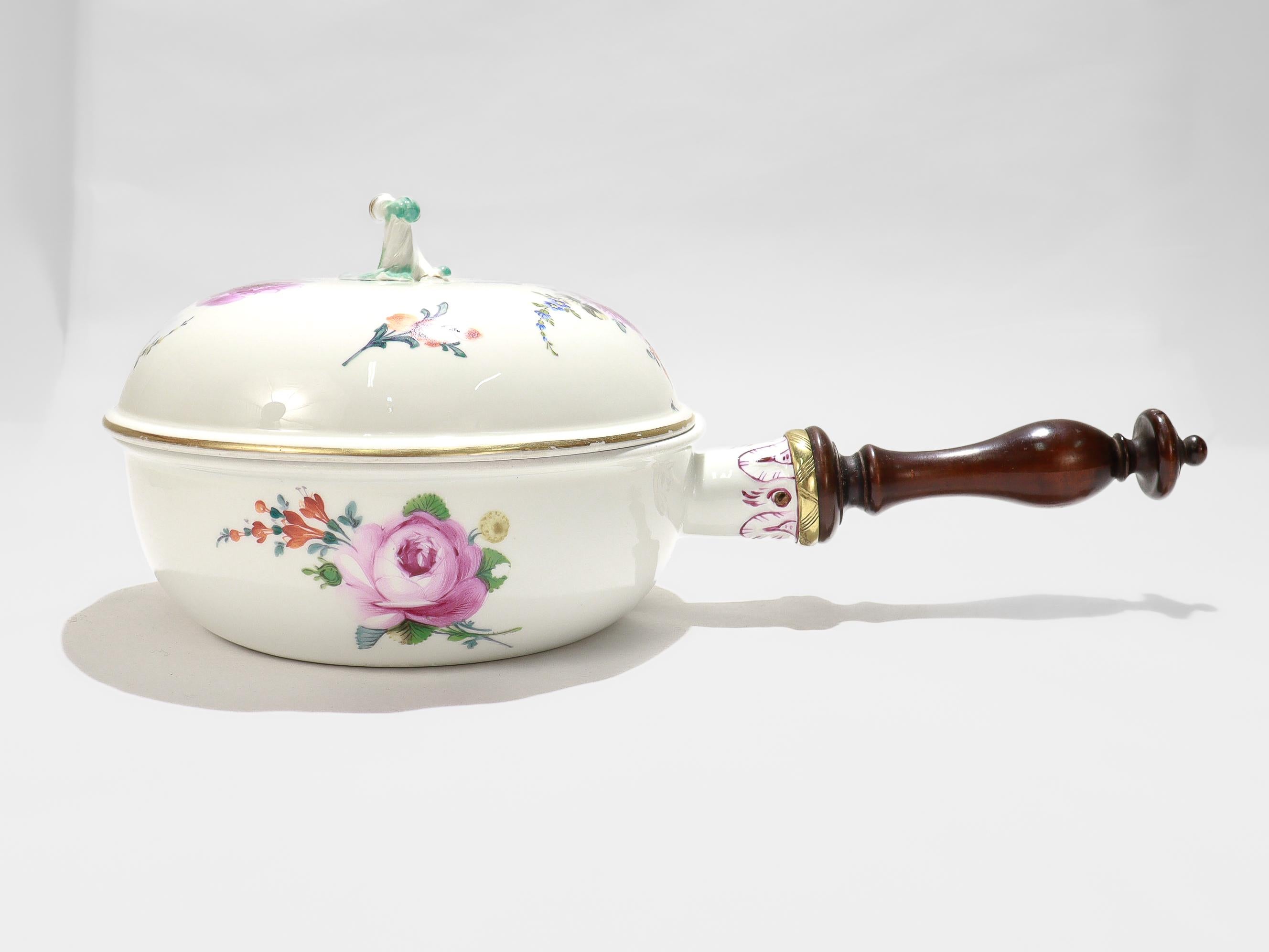 Bordeleau u orinal antiguo de porcelana alemana.

Por Meissen.

Data del periodo Marcolini.

Decorada en toda su superficie con aerosoles florales de Streublumen pintados en frío. La tapa tiene un remate rocallie rococó retorcido. El cuerpo un mango