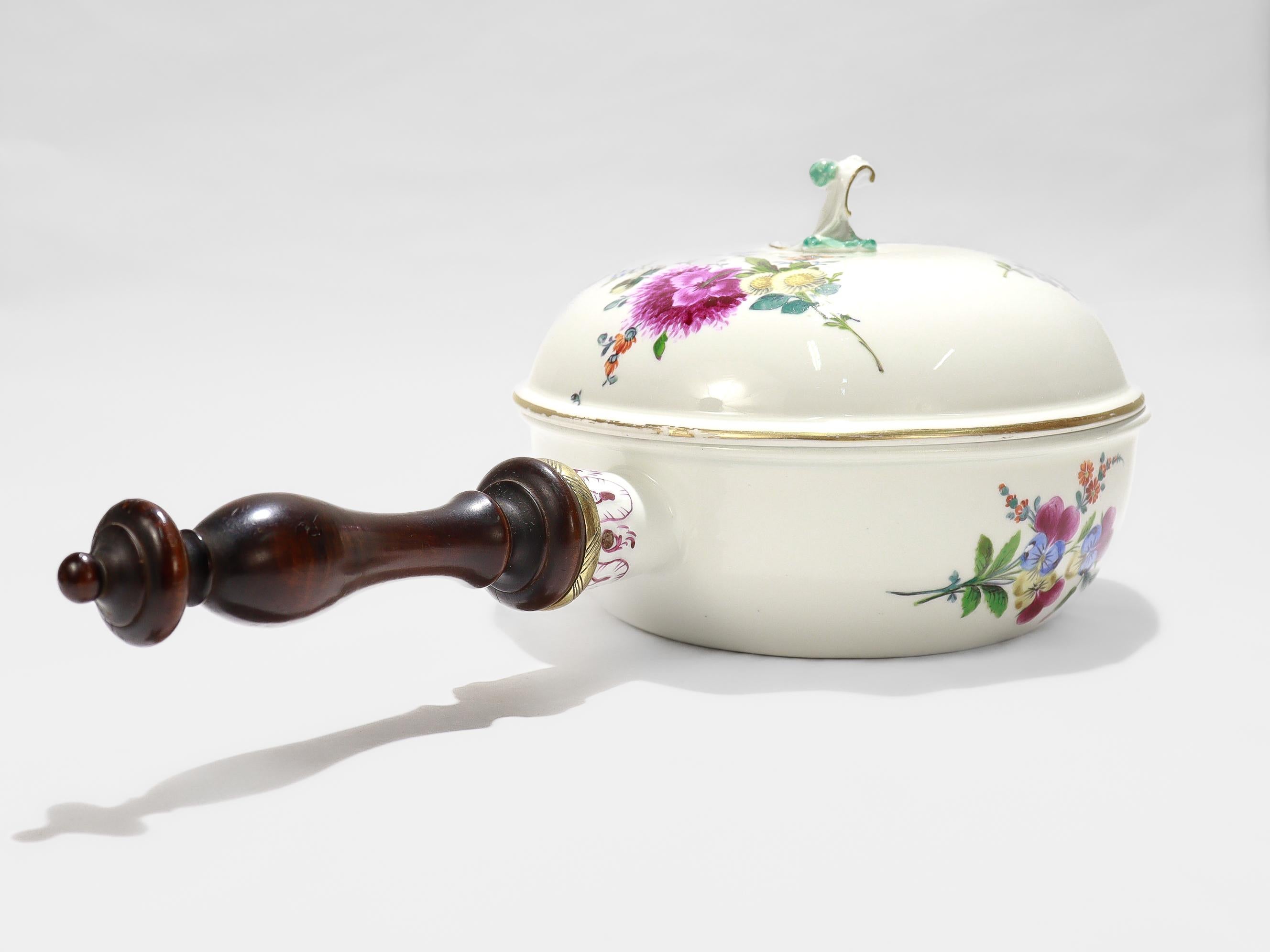 Antiguo Bordeleau Floral de Porcelana de Meissen de la Época Marcolini o Jarro de Cámara Pintado a mano en venta