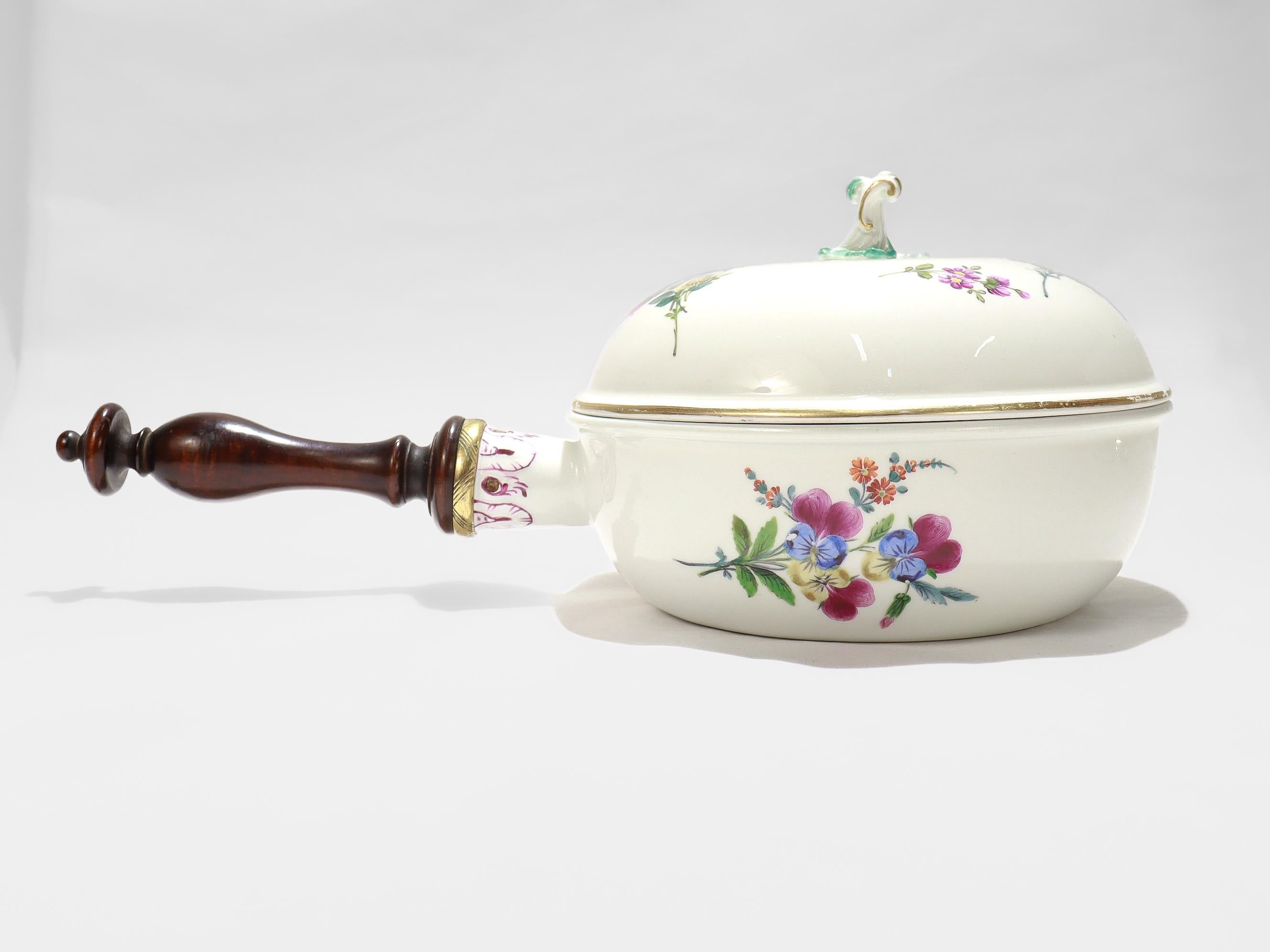 Antiguo Bordeleau Floral de Porcelana de Meissen de la Época Marcolini o Jarro de Cámara en Bueno estado para la venta en Philadelphia, PA