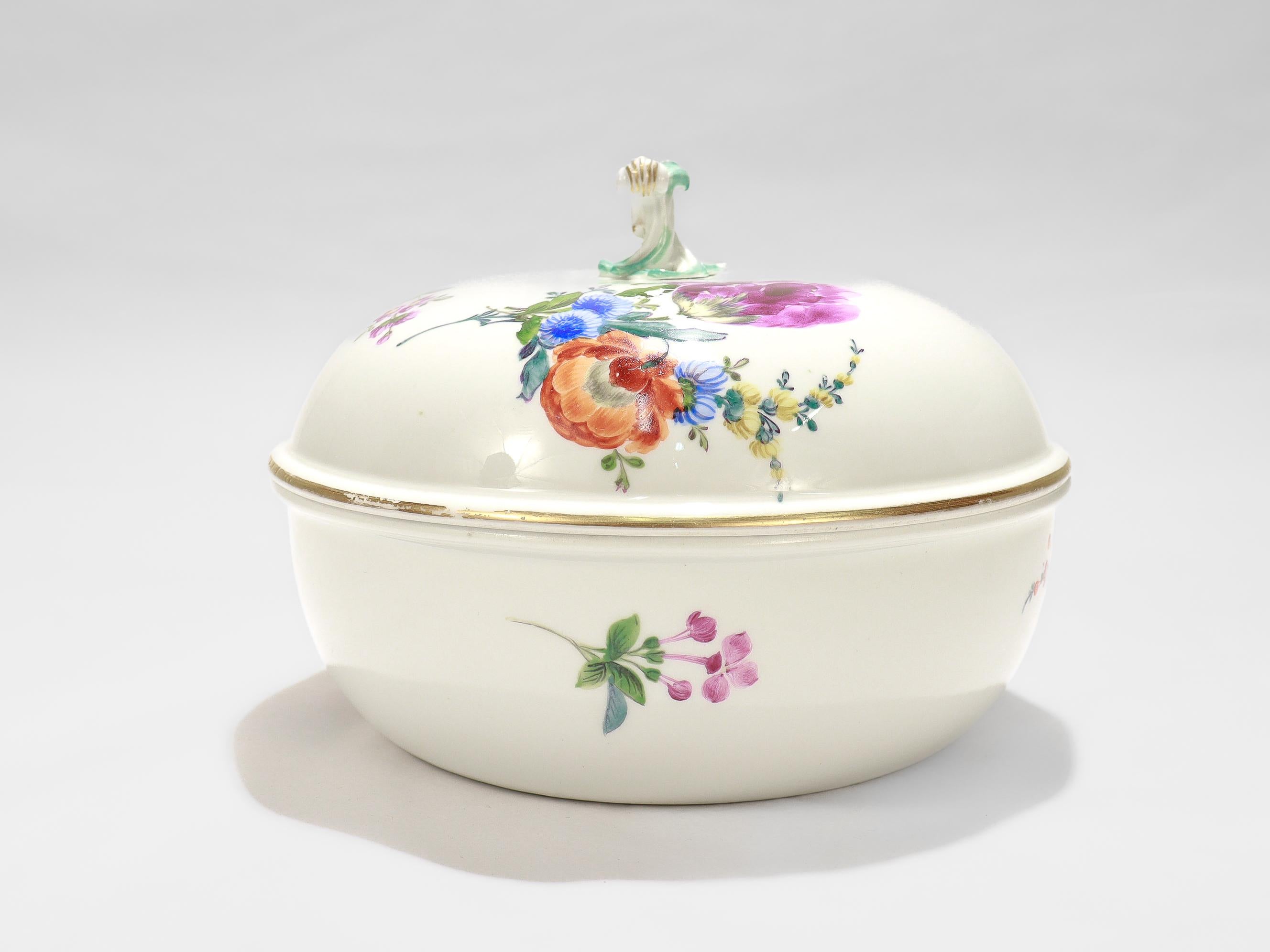 Antiguo Bordeleau Floral de Porcelana de Meissen de la Época Marcolini o Jarro de Cámara siglo XIX en venta
