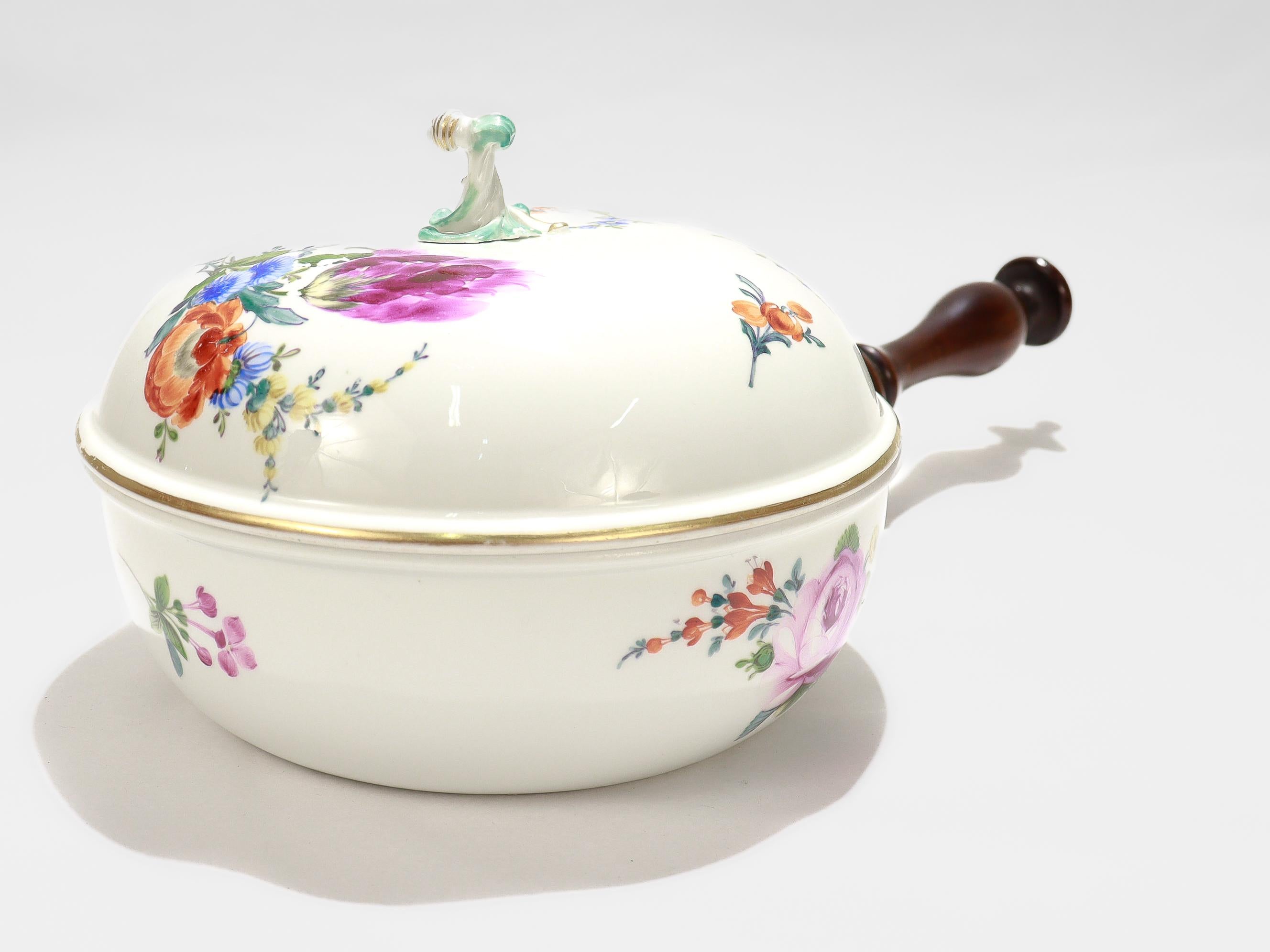 Antiguo Bordeleau Floral de Porcelana de Meissen de la Época Marcolini o Jarro de Cámara en venta 1