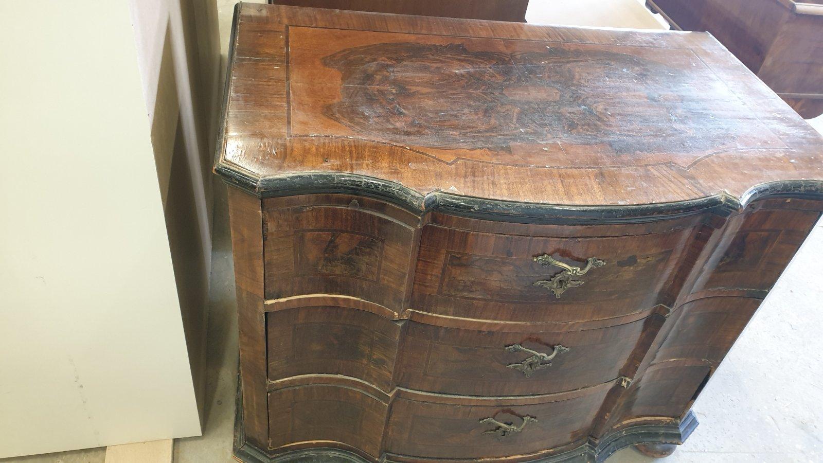 We present to you this special chest of drawers in Biedermeier ( Mária Theresia) style.
This piece of furniture is decorated with fine abstract marquetry.

About 